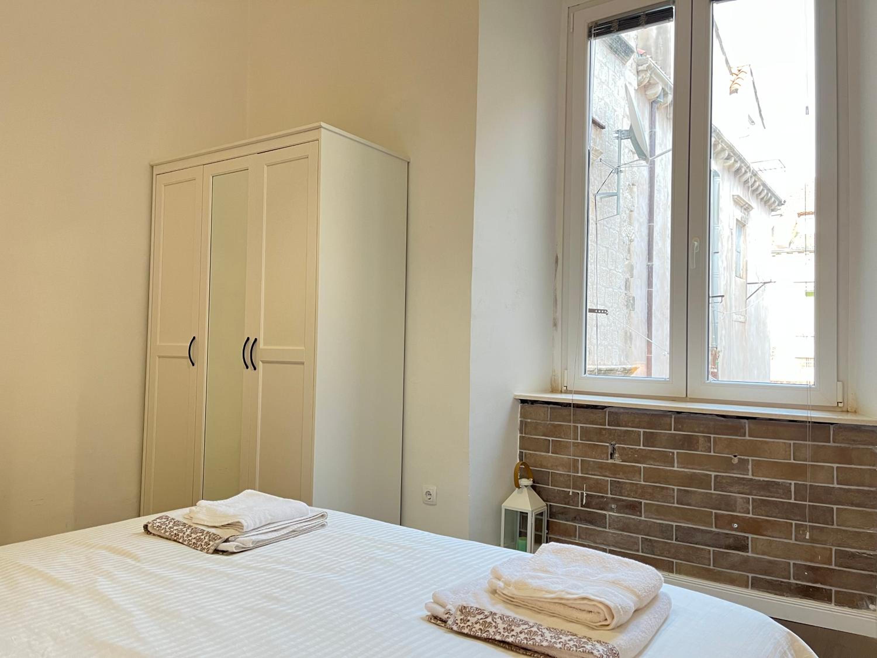 Apartment and Rooms Stay