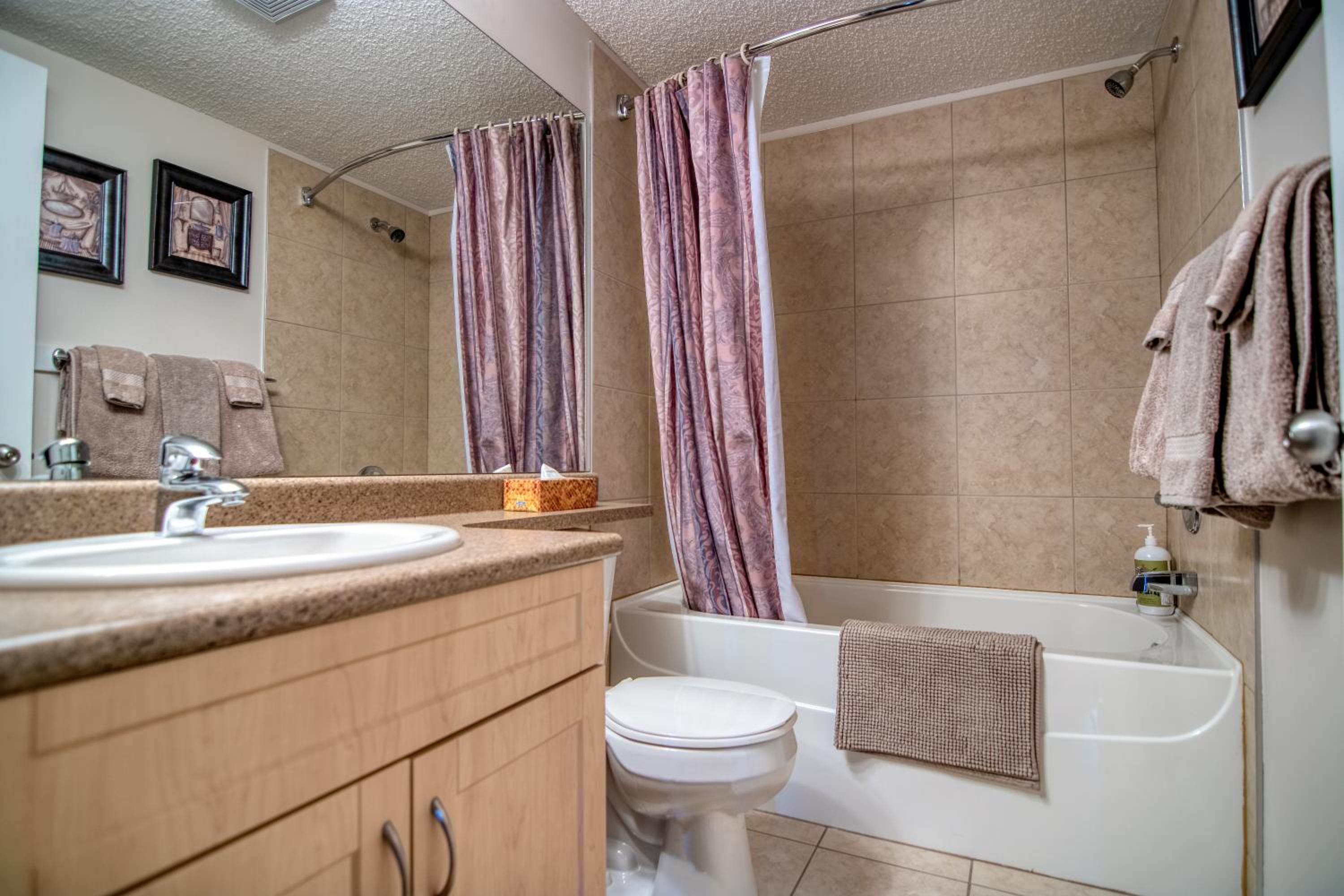 Mountain getaway condo - 5 min walk to the beach!