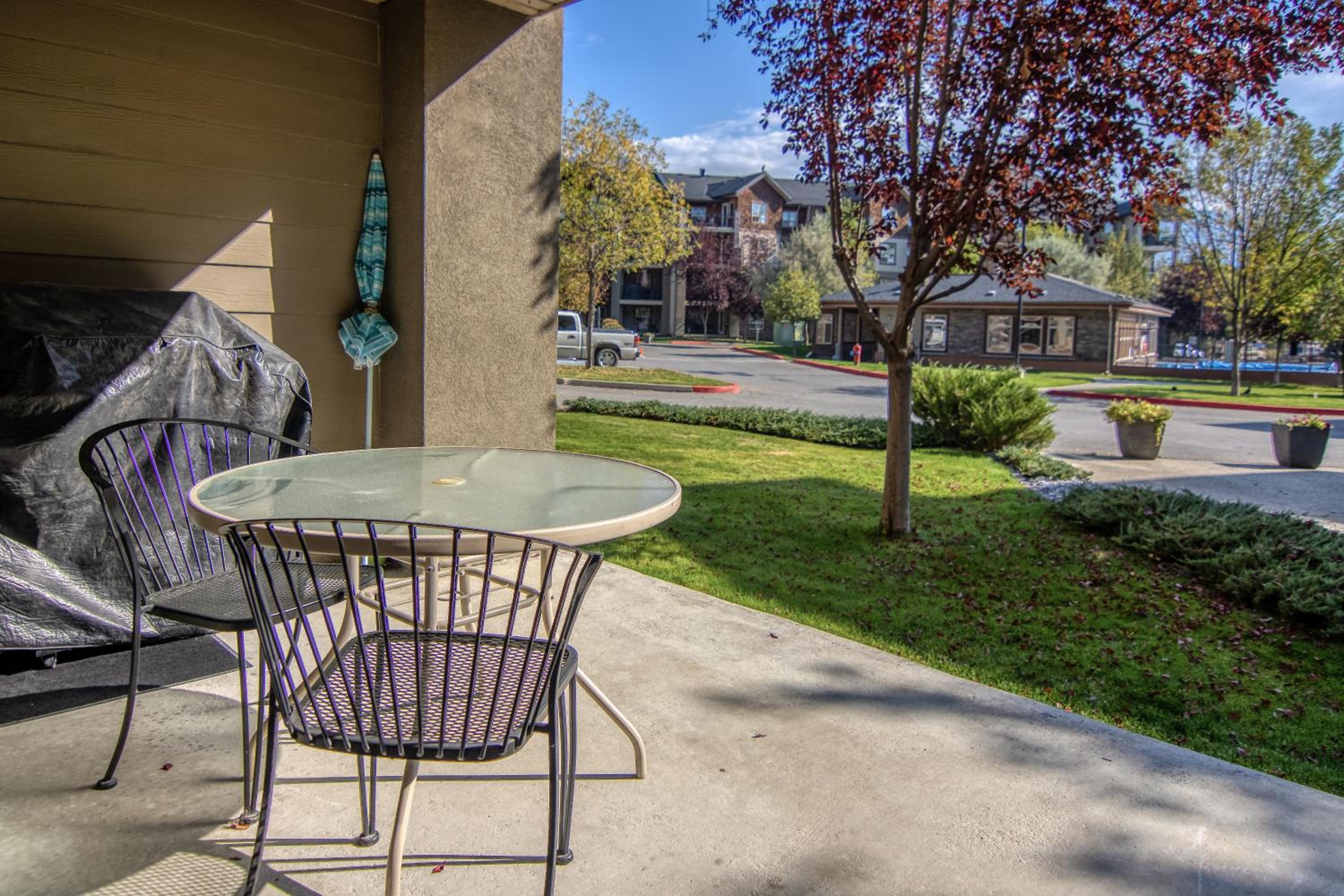 Mountain getaway condo - 5 min walk to the beach!