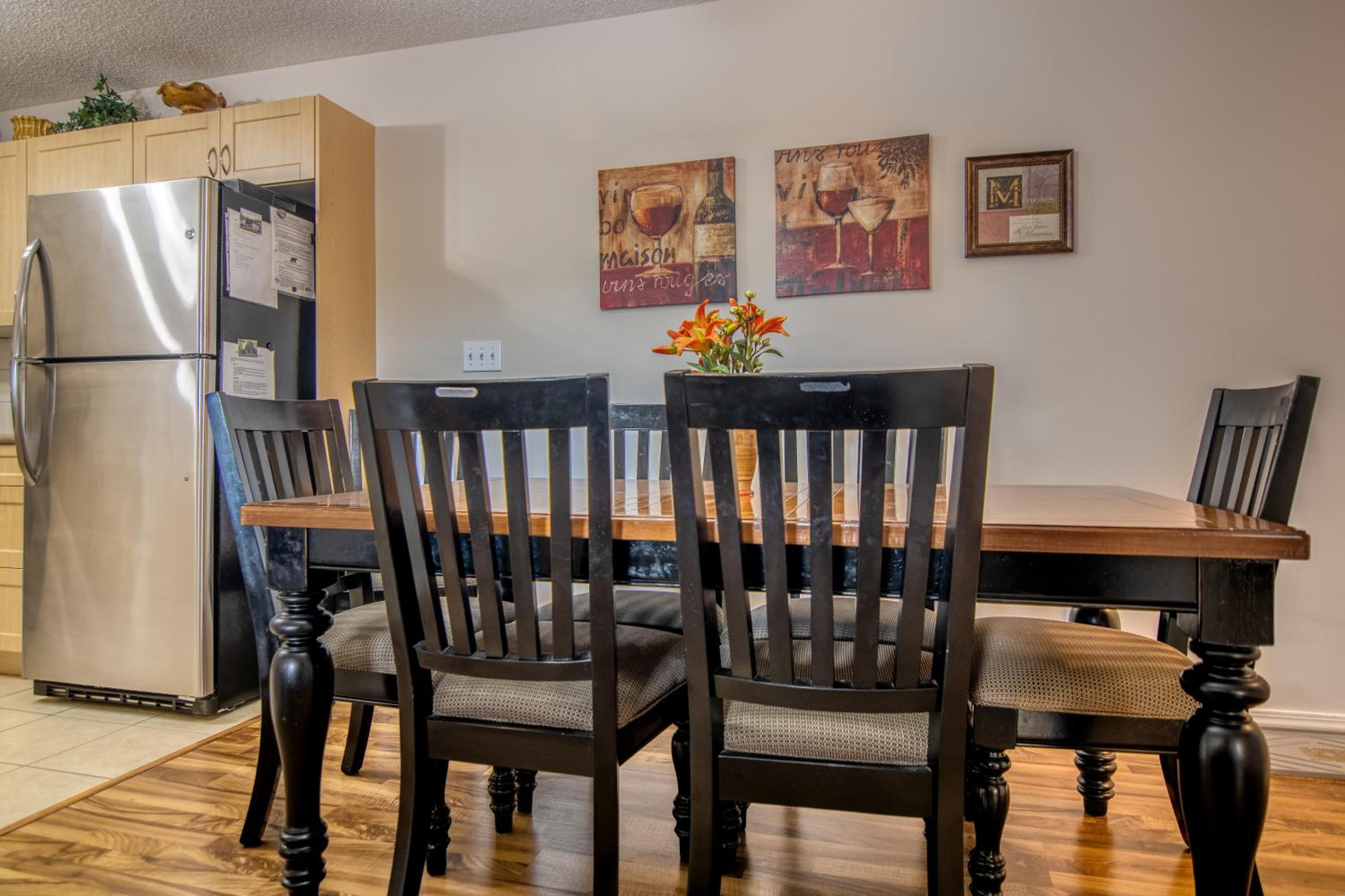 Mountain getaway condo - 5 min walk to the beach!