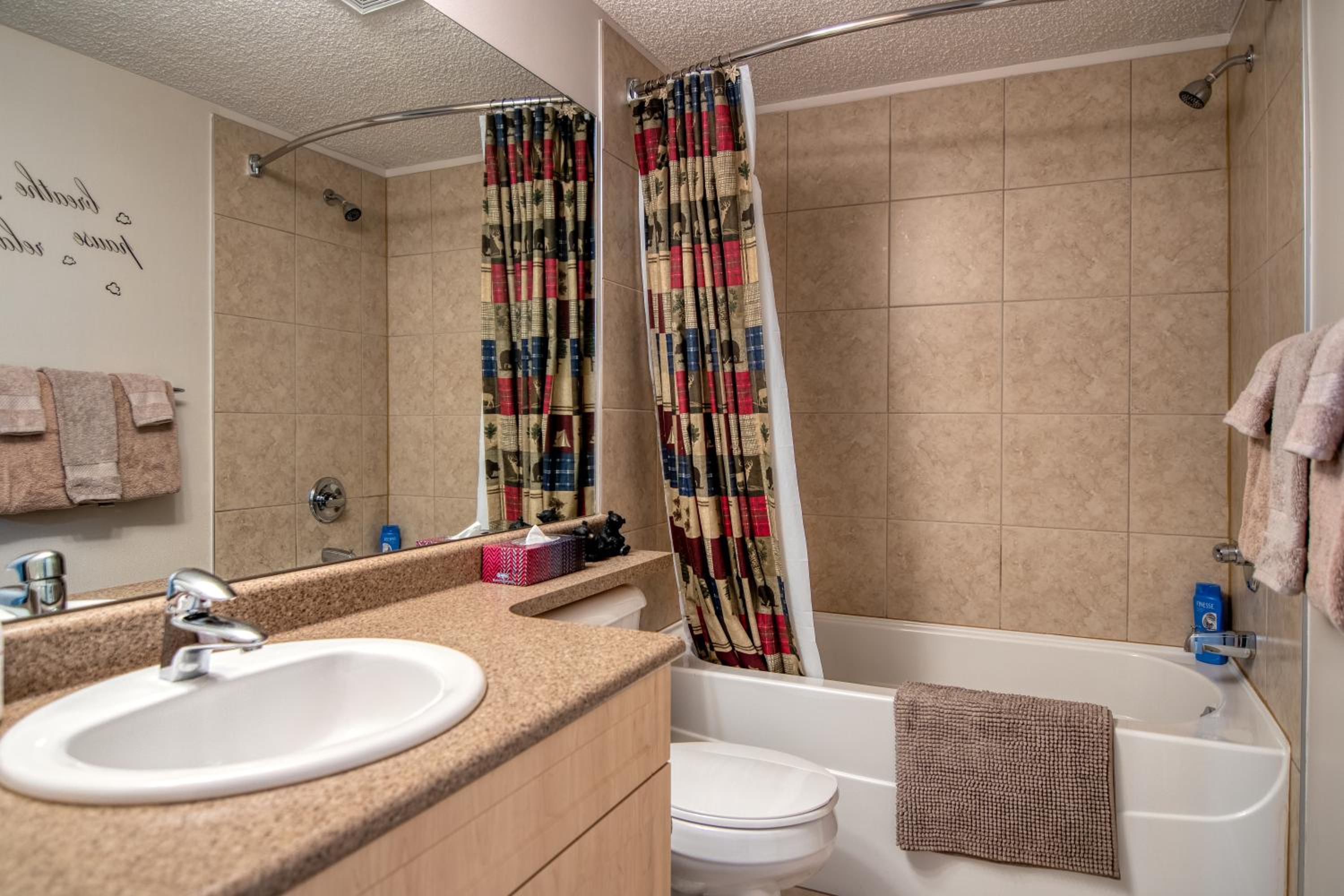 Mountain getaway condo - 5 min walk to the beach!