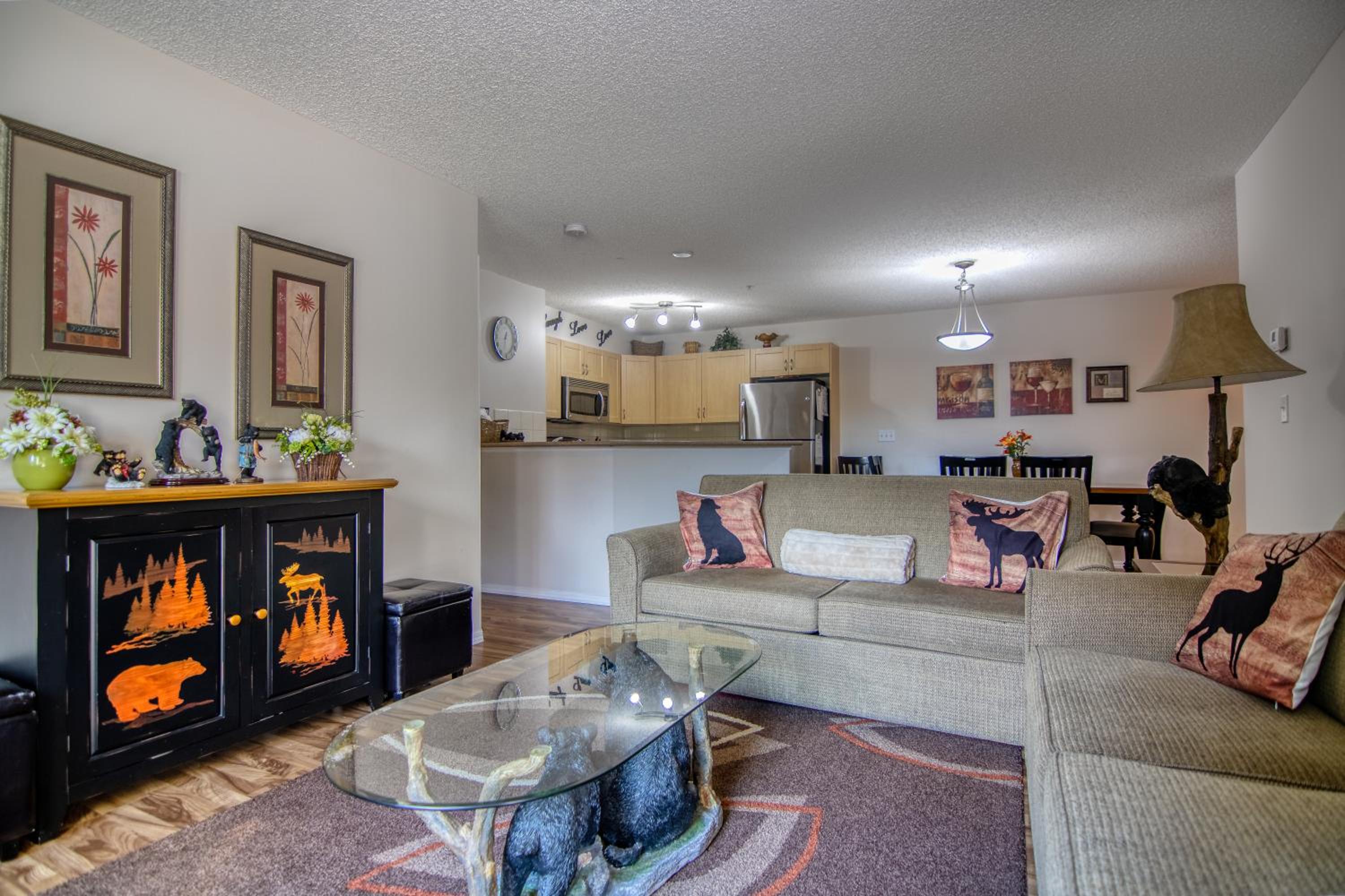 Mountain getaway condo - 5 min walk to the beach!