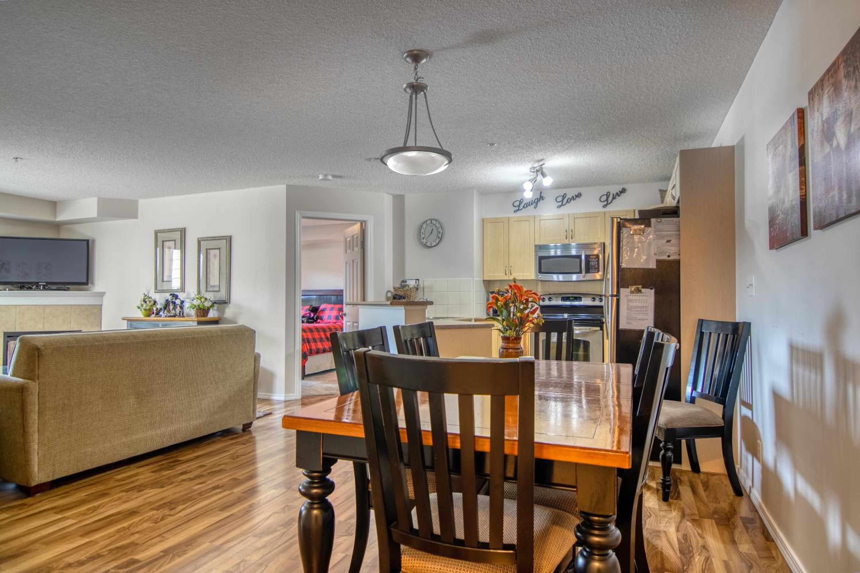 Mountain getaway condo - 5 min walk to the beach!