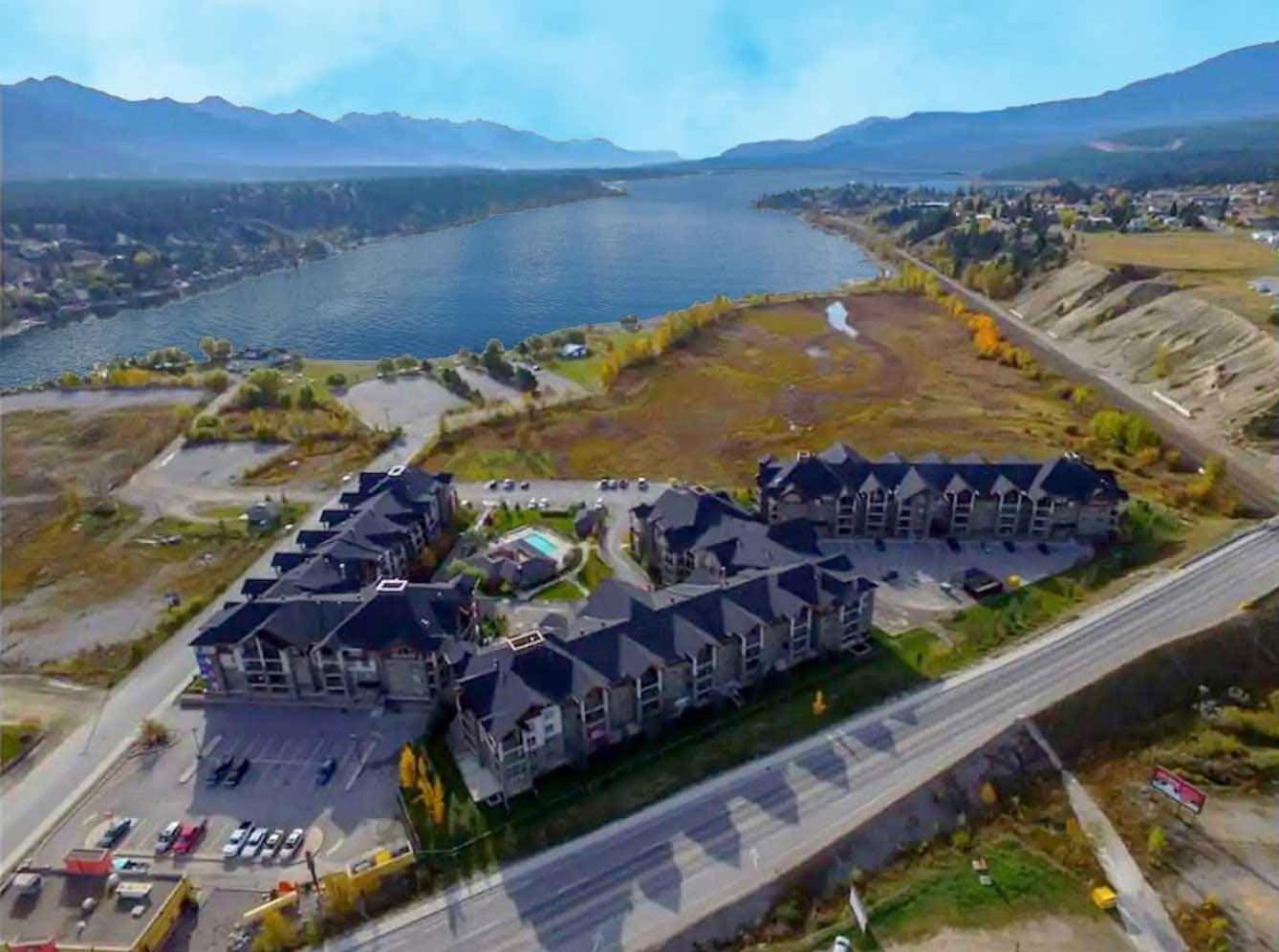 Mountain getaway condo - 5 min walk to the beach!