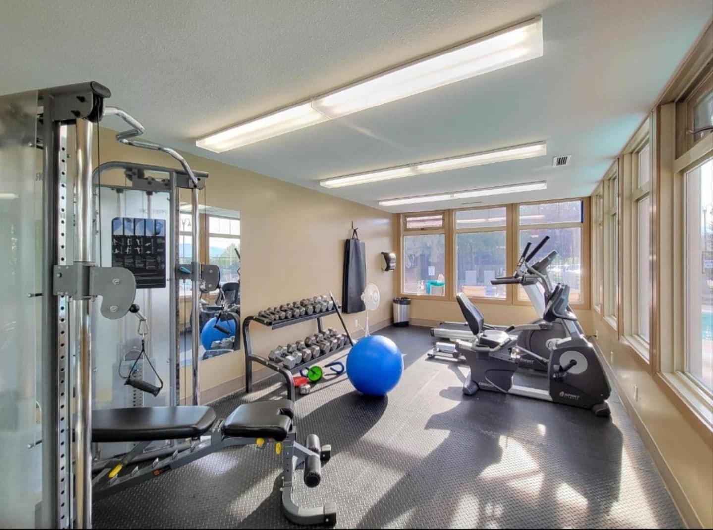 Mountain getaway condo - 5 min walk to the beach!