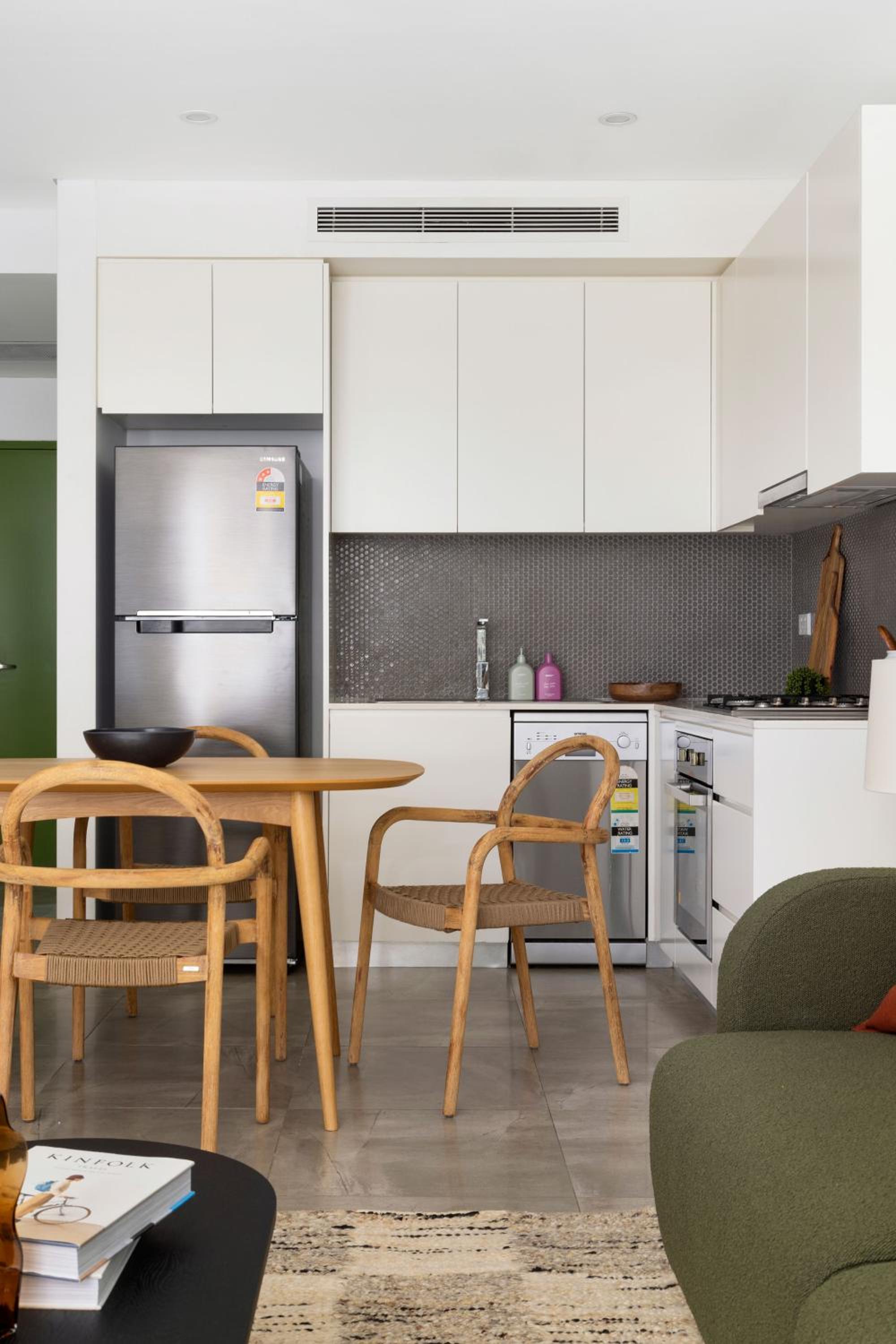 Kahlo Alexandria - Stylish 2 bdrm Walk to Train
