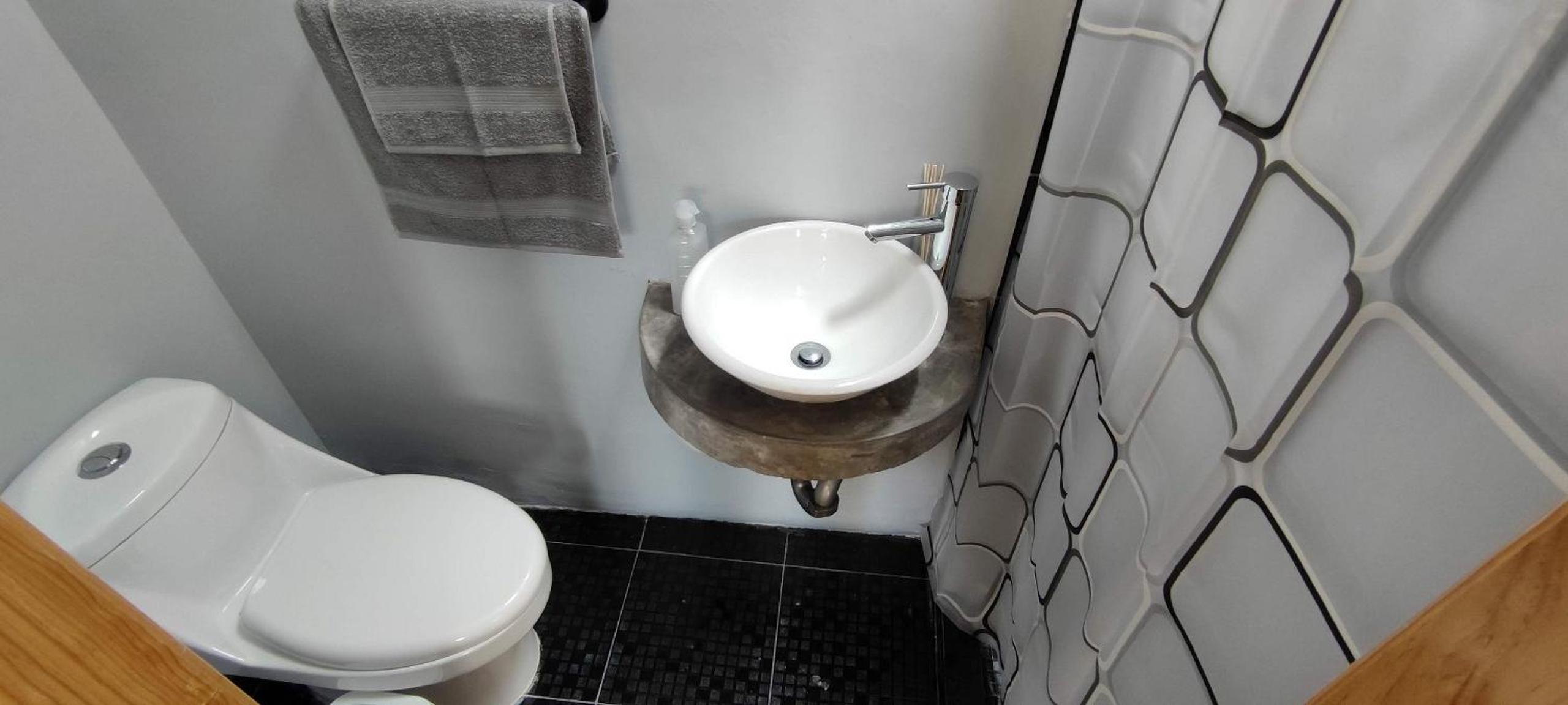 Habitaciones privadas con baño propio en una zona segura y céntrica de Guadalajara.
