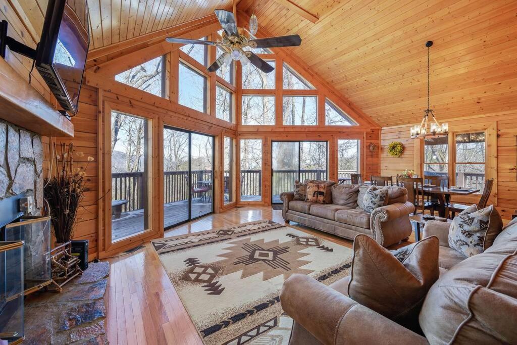 Serenity- serene mntn cabin in gated resort community with pool and amenities /view/Hottub/Secluded/Luxury/Theatre