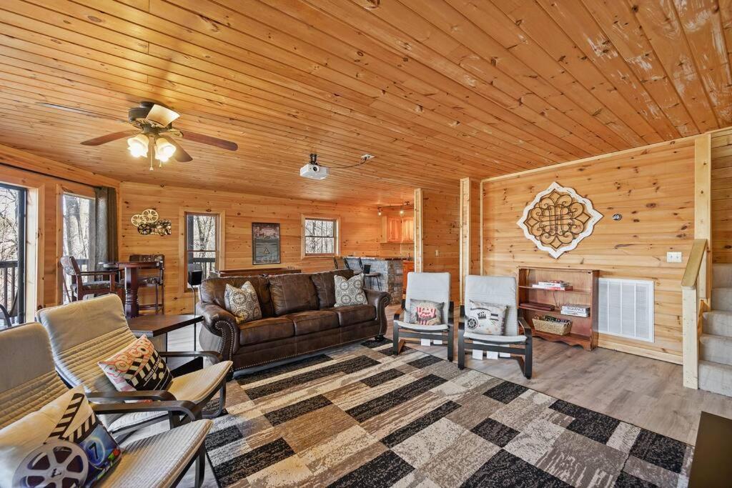 Serenity- serene mntn cabin in gated resort community with pool and amenities /view/Hottub/Secluded/Luxury/Theatre