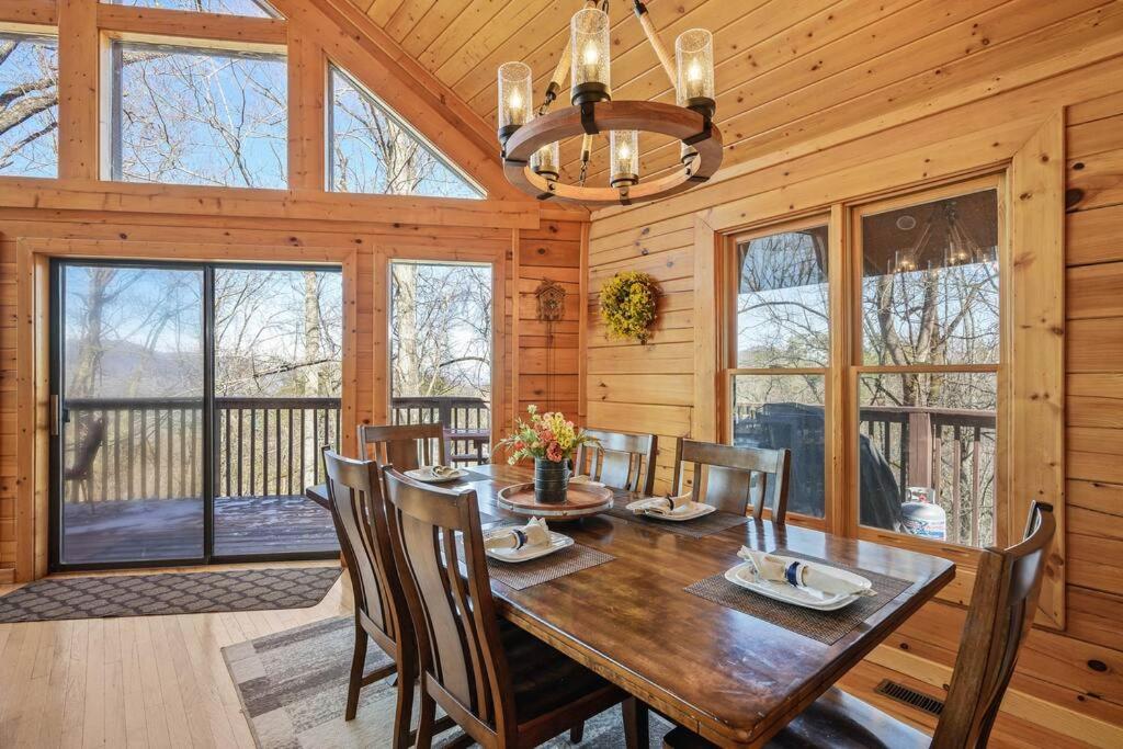 Serenity- serene mntn cabin in gated resort community with pool and amenities /view/Hottub/Secluded/Luxury/Theatre