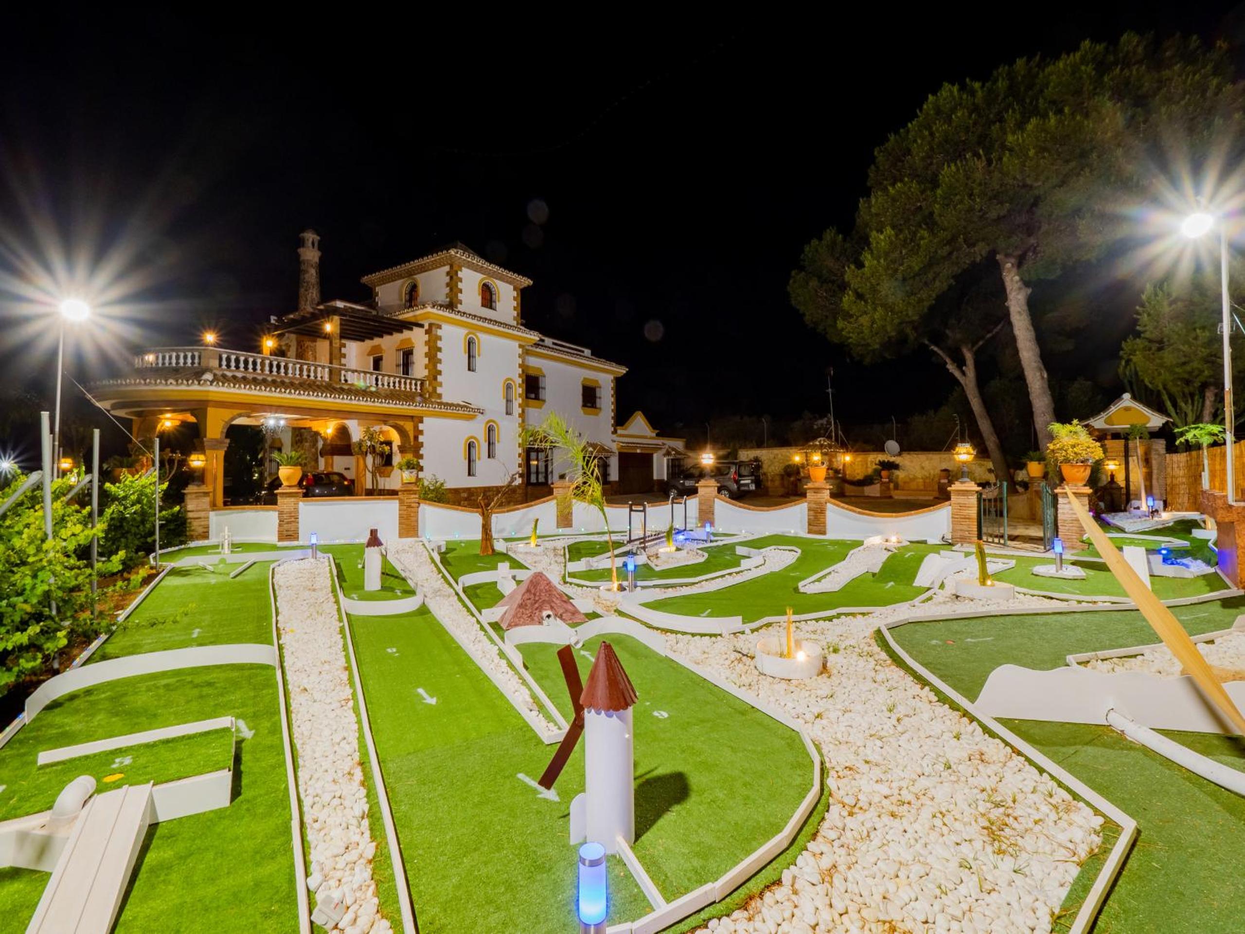 Cubo's Villa Fina & Minigolf included