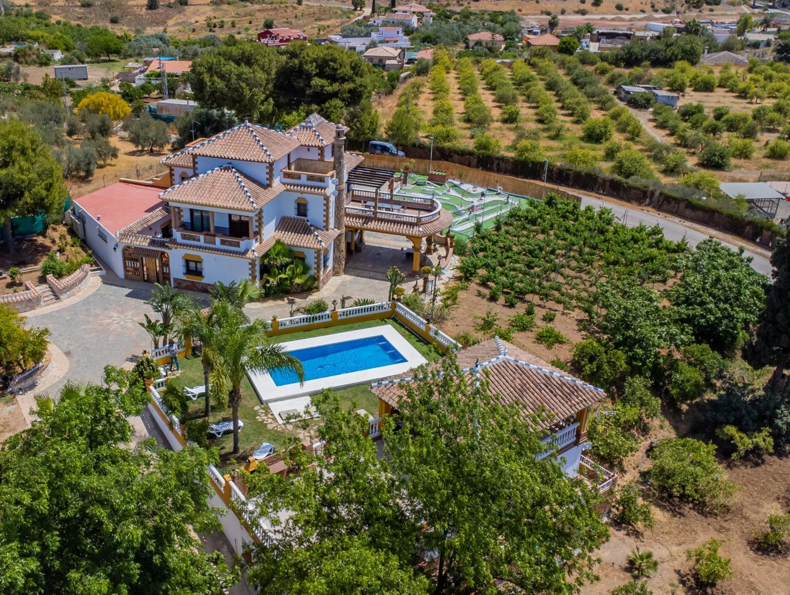 Cubo's Villa Fina & Minigolf included