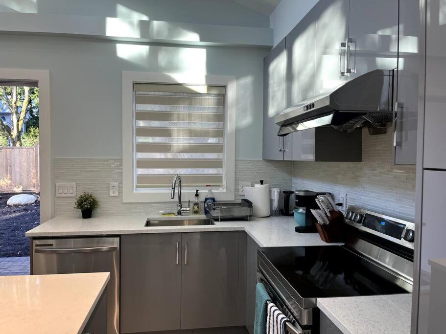 Entire Brand new 3 bed 2 bath Guesthouse