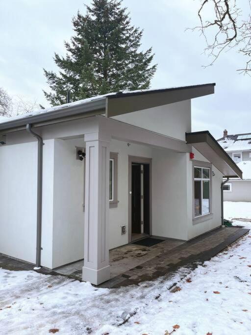 Entire Brand new 3 bed 2 bath Guesthouse