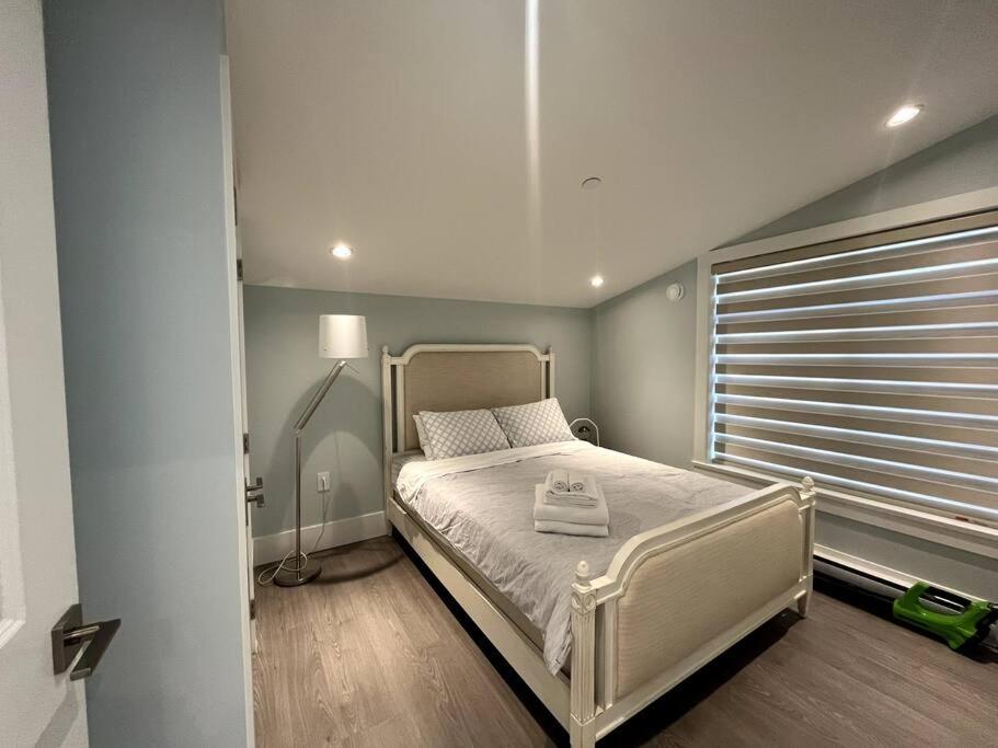 Entire Brand new 3 bed 2 bath Guesthouse