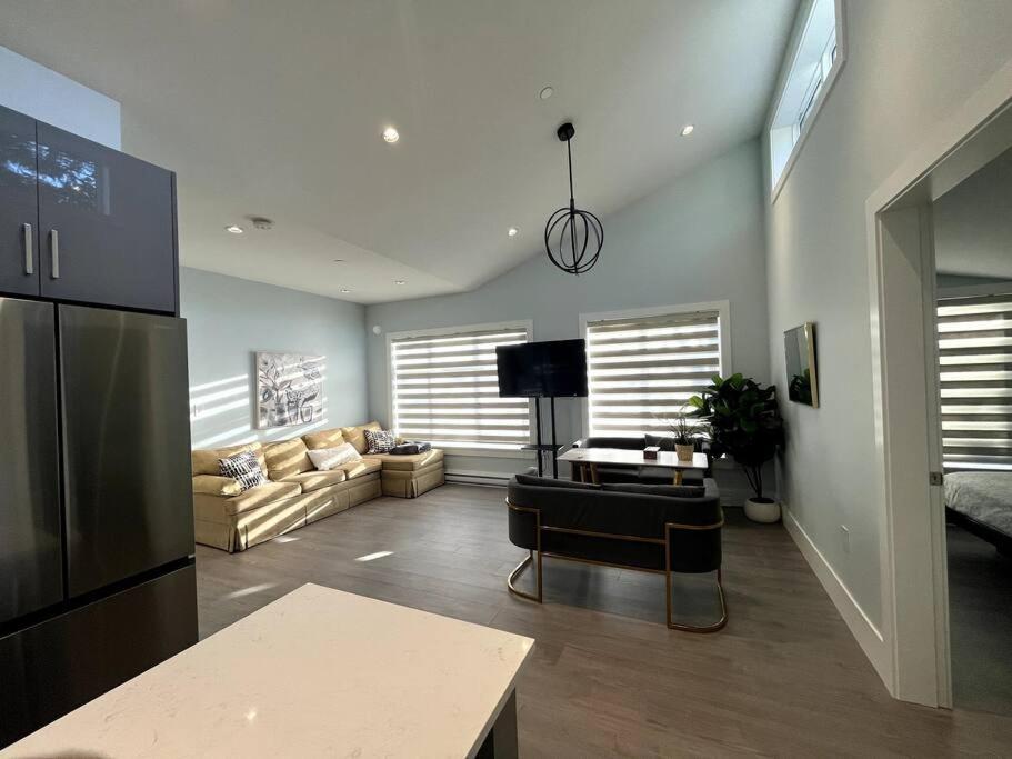Entire Brand new 3 bed 2 bath Guesthouse