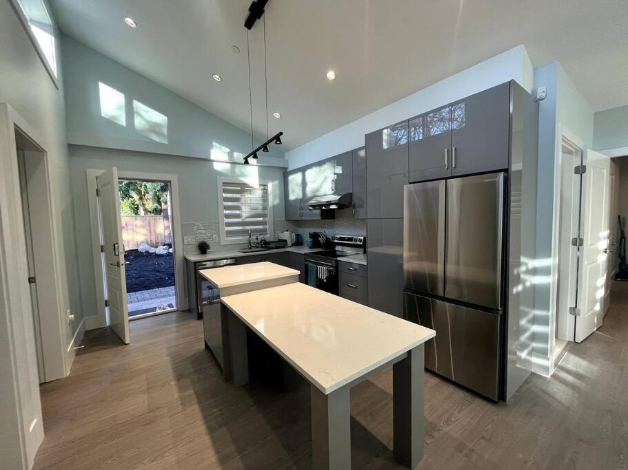 Entire Brand new 3 bed 2 bath Guesthouse