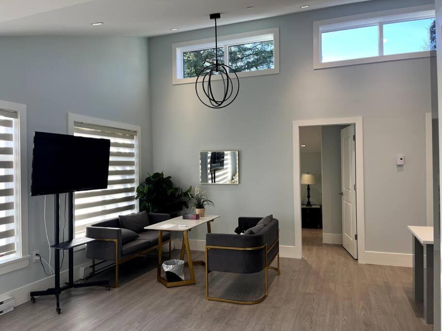 Entire Brand new 3 bed 2 bath Guesthouse
