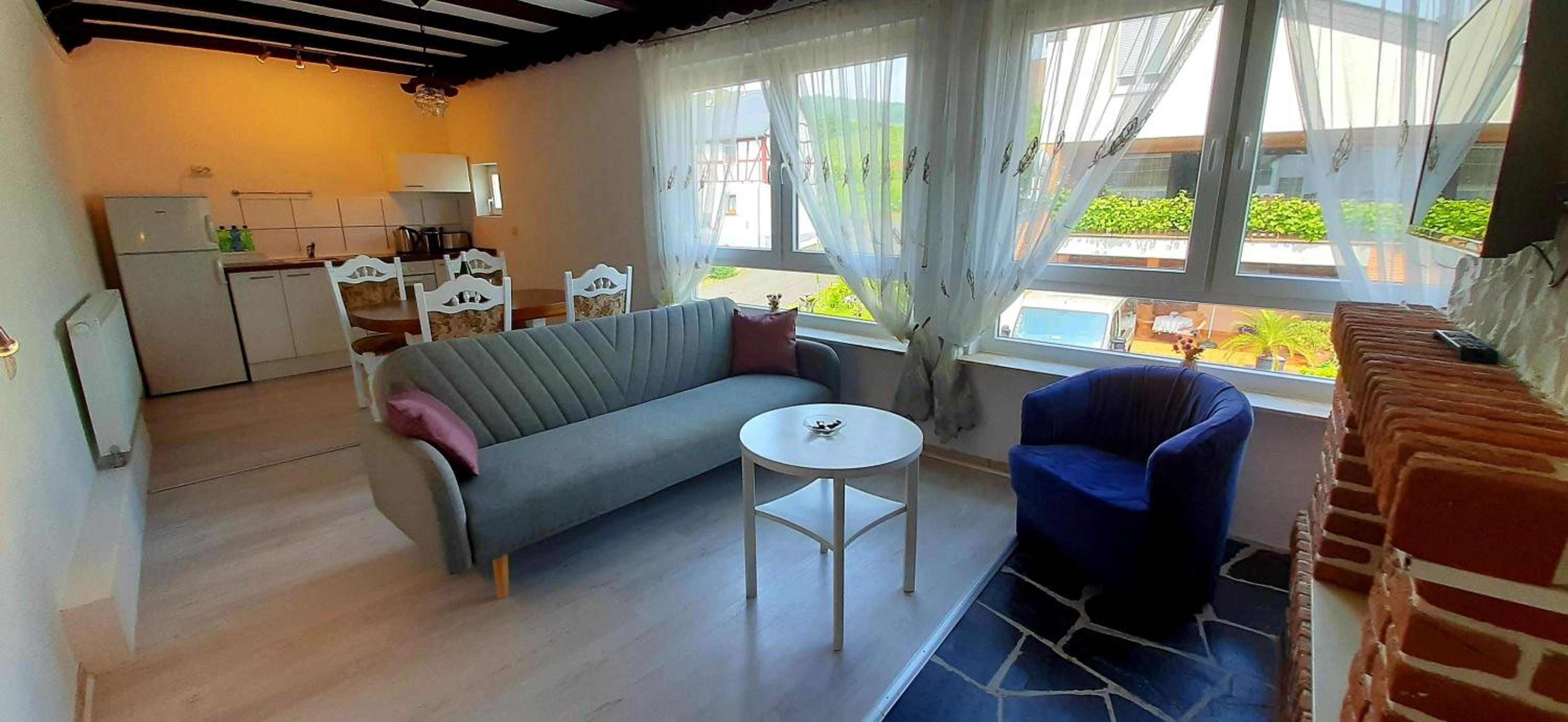 Blue Lagoon Holiday Apartments & Double Room with Balcony