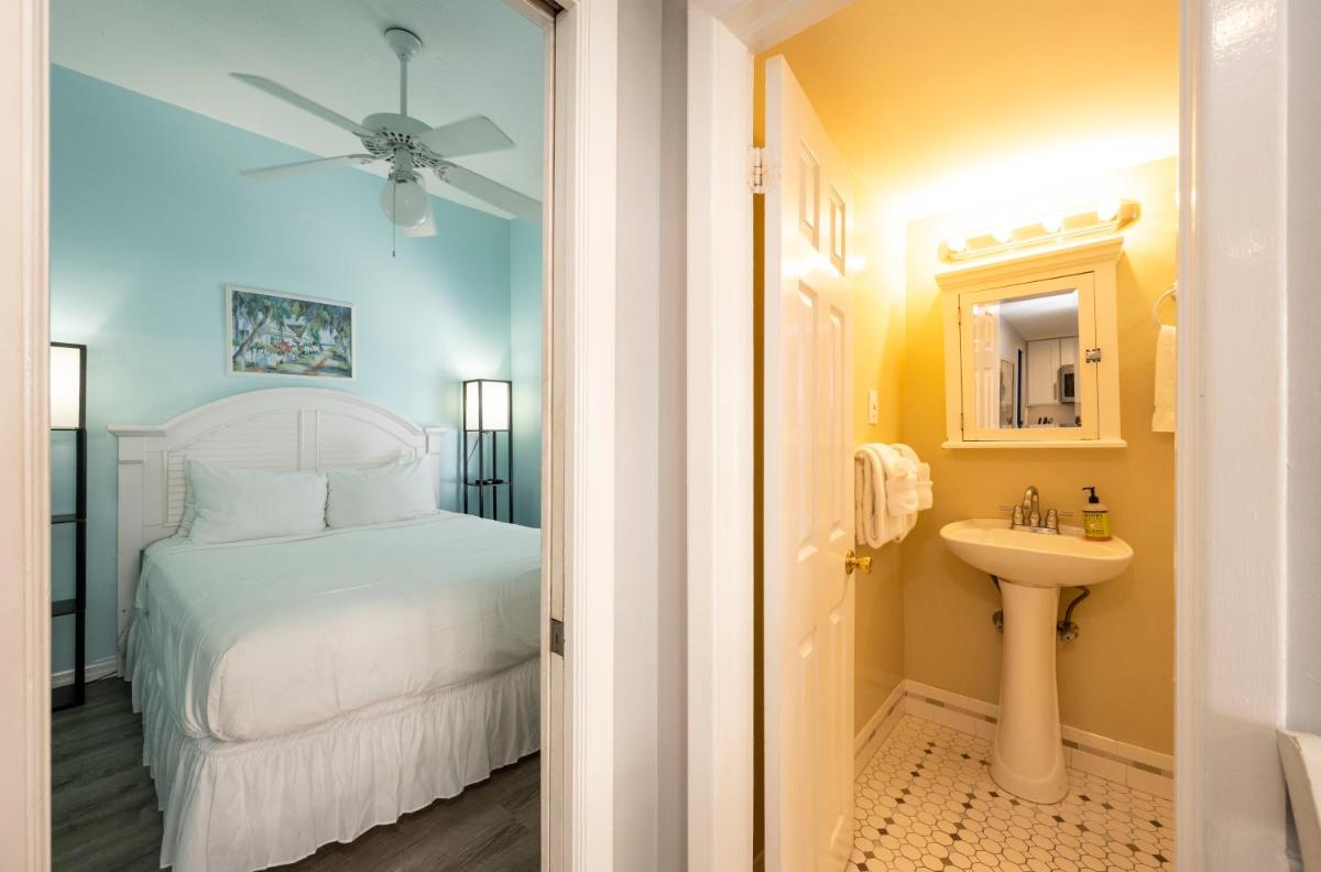 Crawl to Duval w/ Hot tub view 5