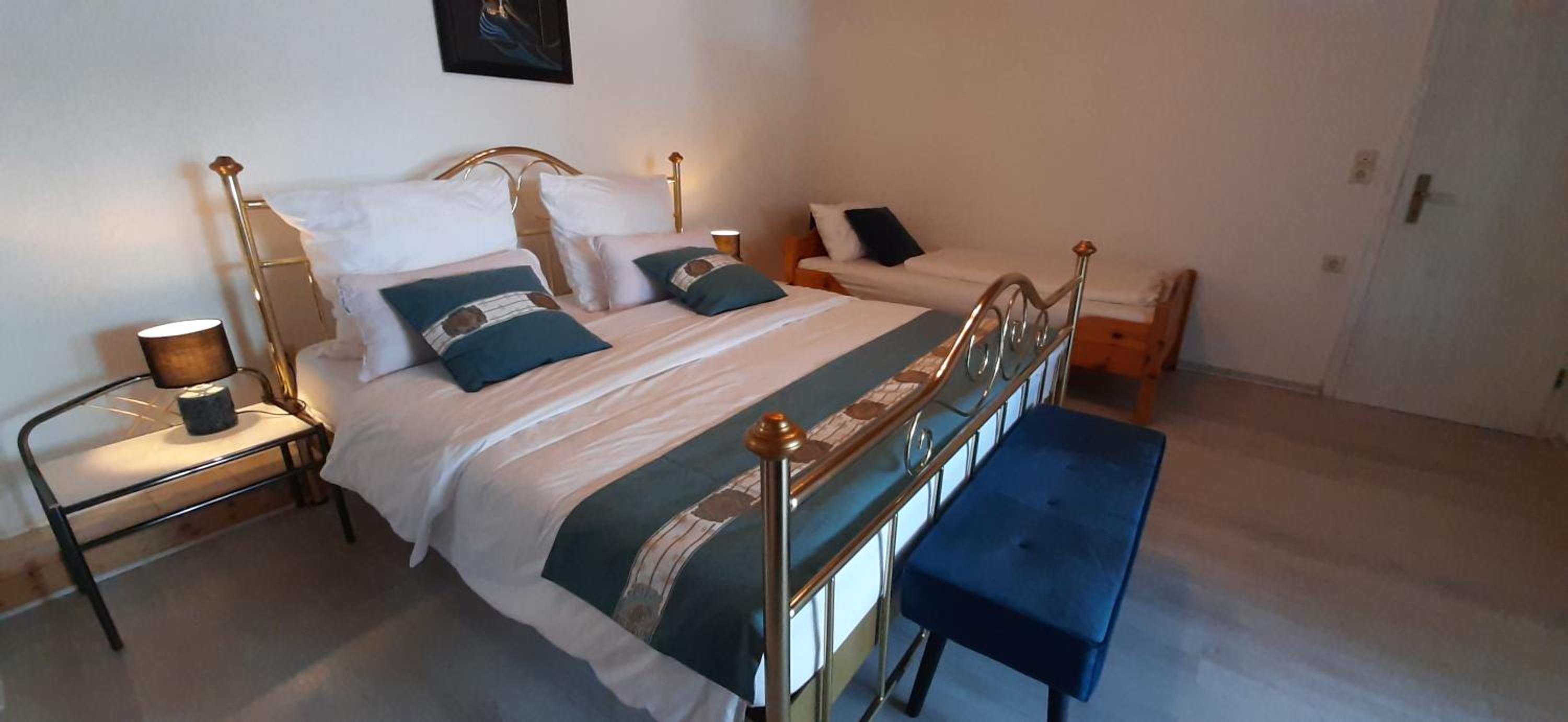Blue Lagoon Holiday Apartments & Double Room with Balcony