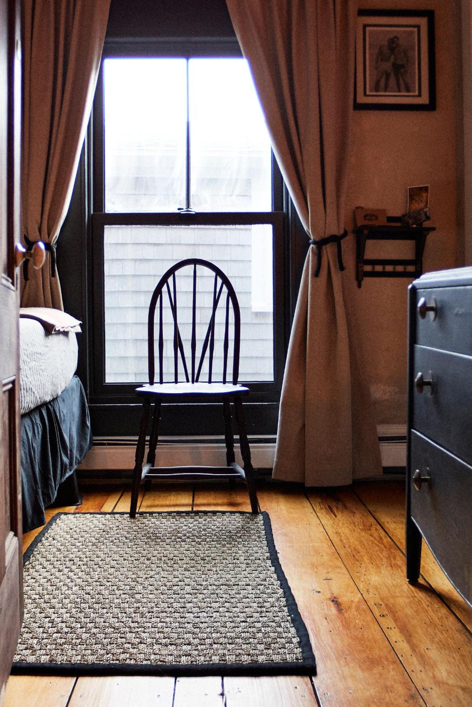 Crew's Quarters Boarding House - Caters to Men