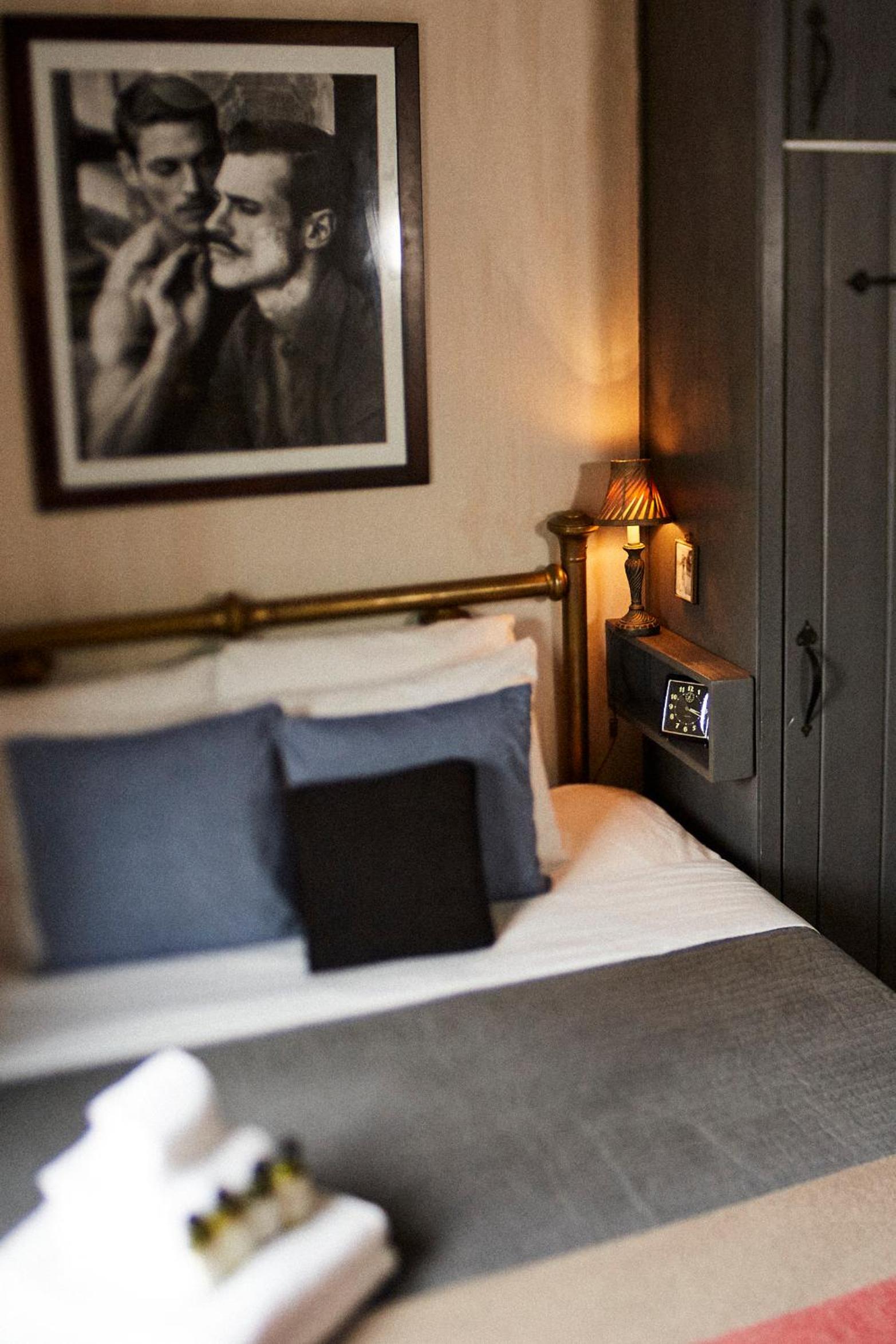 Crew's Quarters Boarding House - Caters to Men