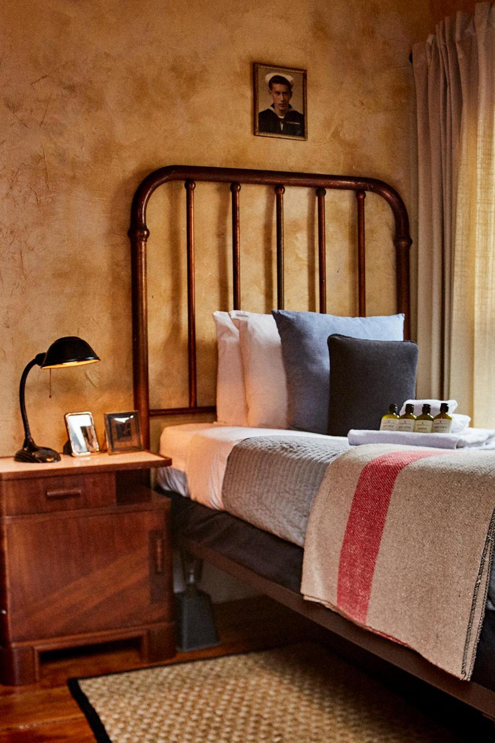Crew's Quarters Boarding House - Caters to Men