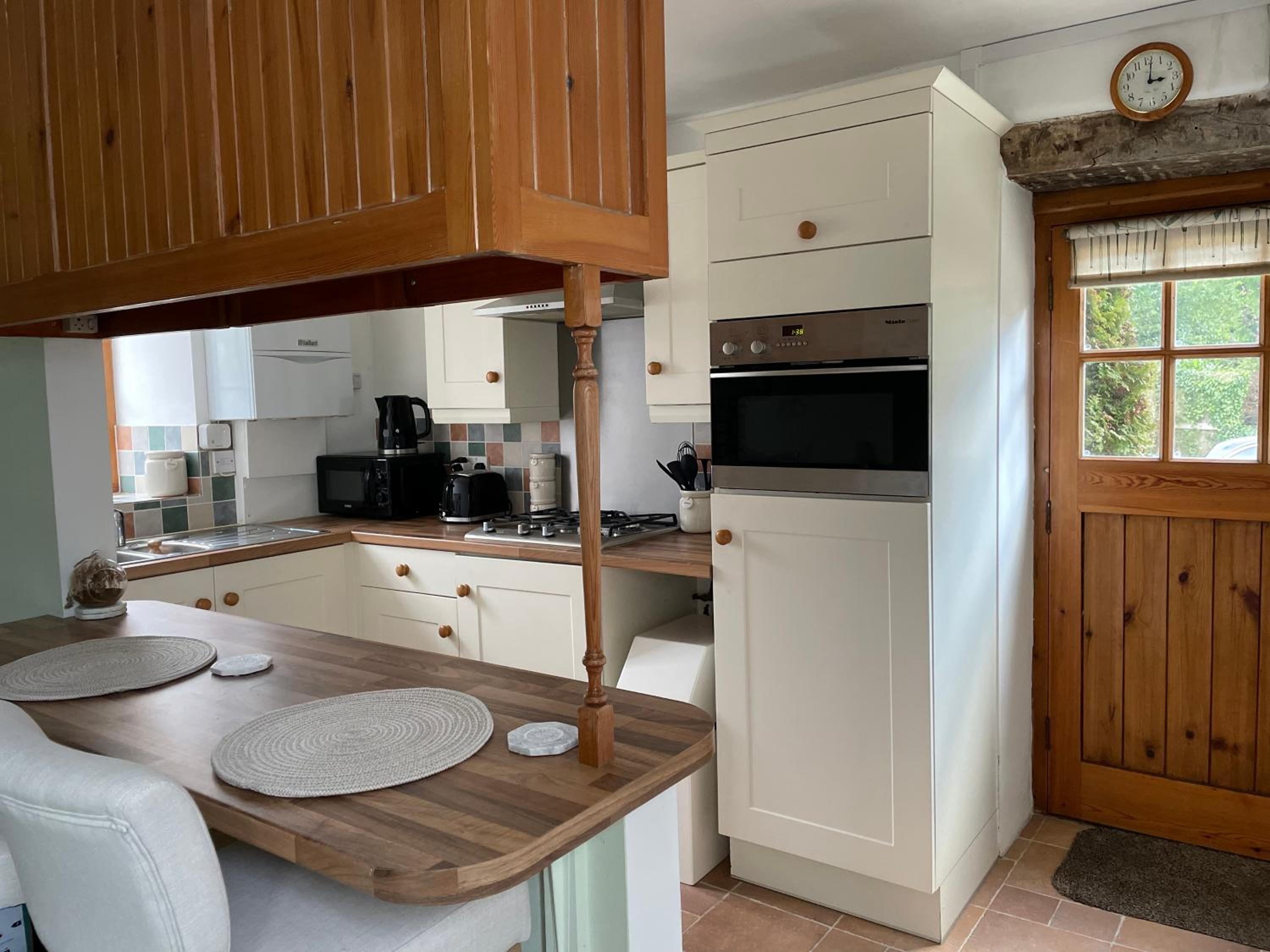 Cupcake Cottage: Quintessential Cotswold Cottage