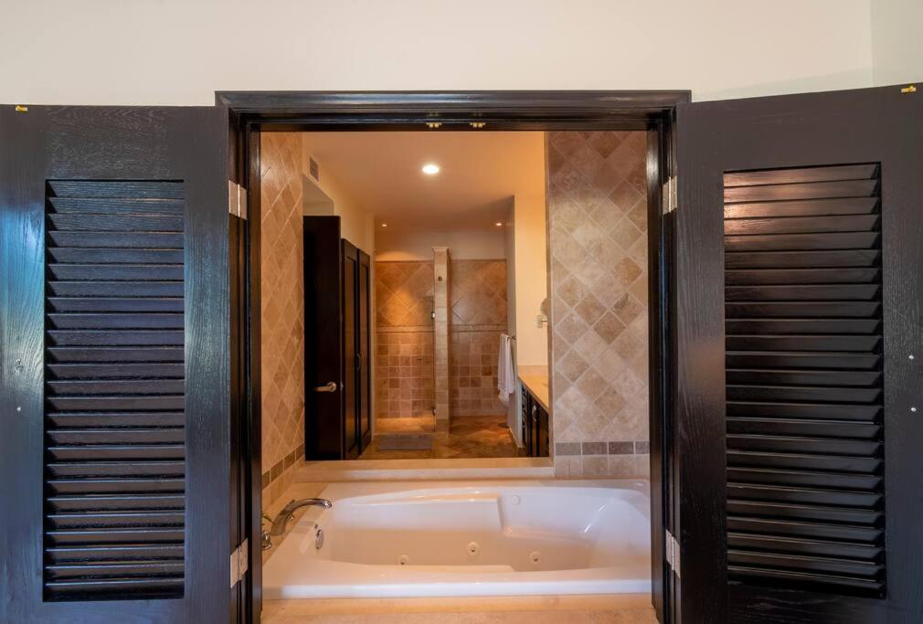 Condo Maravilla - New luxurious condo 300mt from the beach view 2