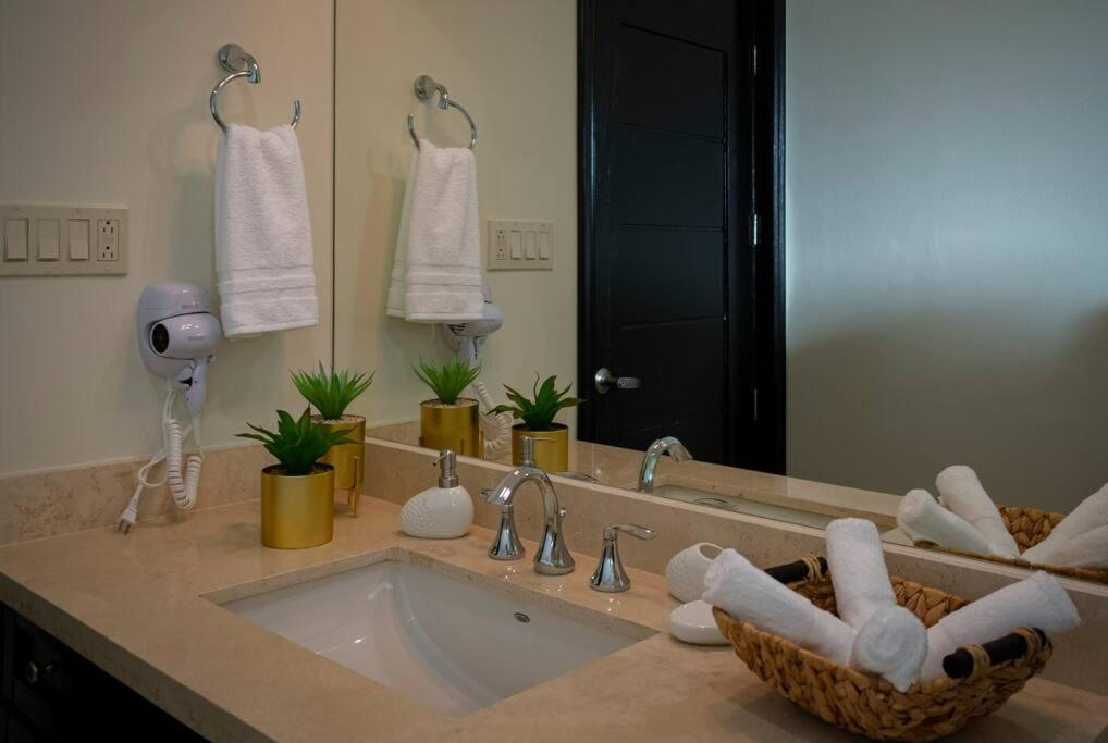 Condo Maravilla - New luxurious condo 300mt from the beach view 3