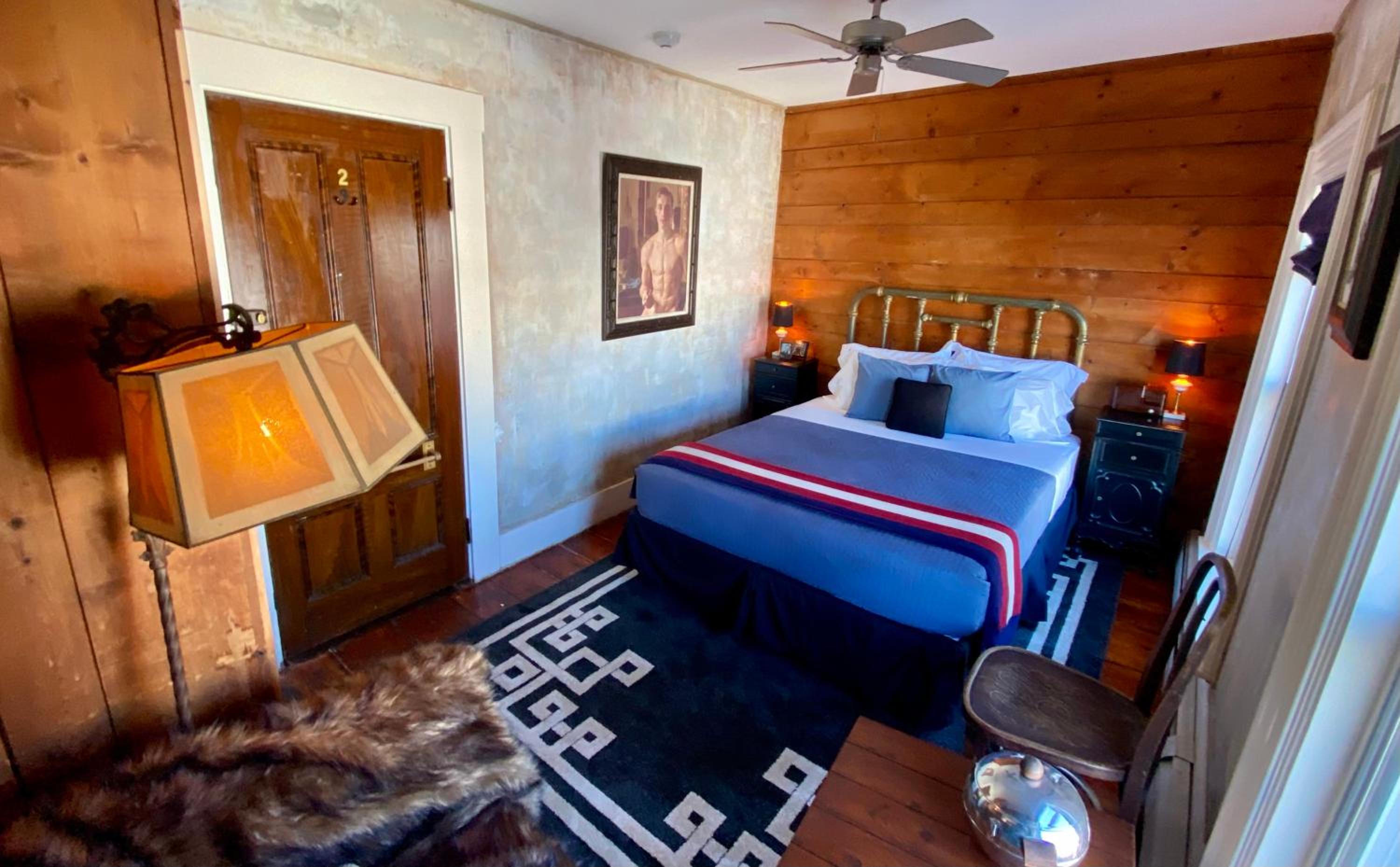 Crew's Quarters Boarding House - Caters to Men