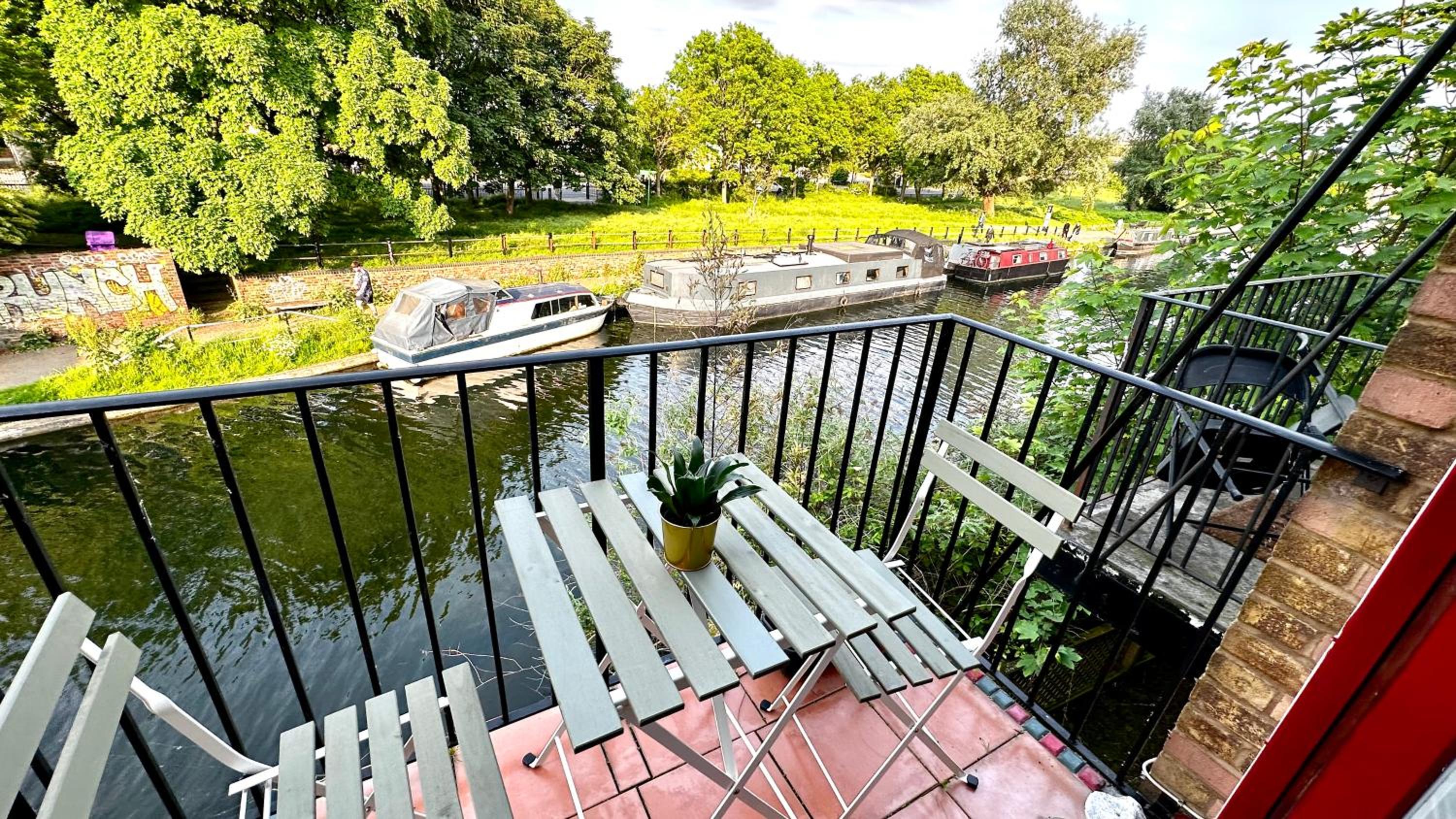Amazing Location - City of London- 2 Bedroom Stunning Canal View House With Private Garden,Parking & Balcony