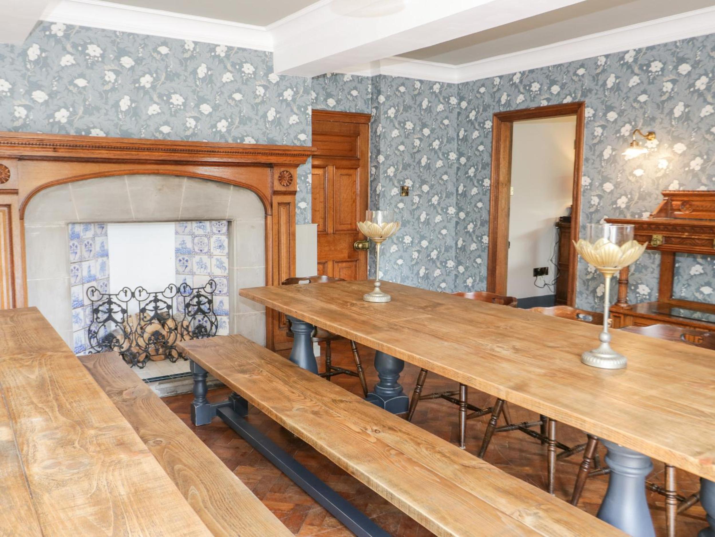 Gwern Borter Manor