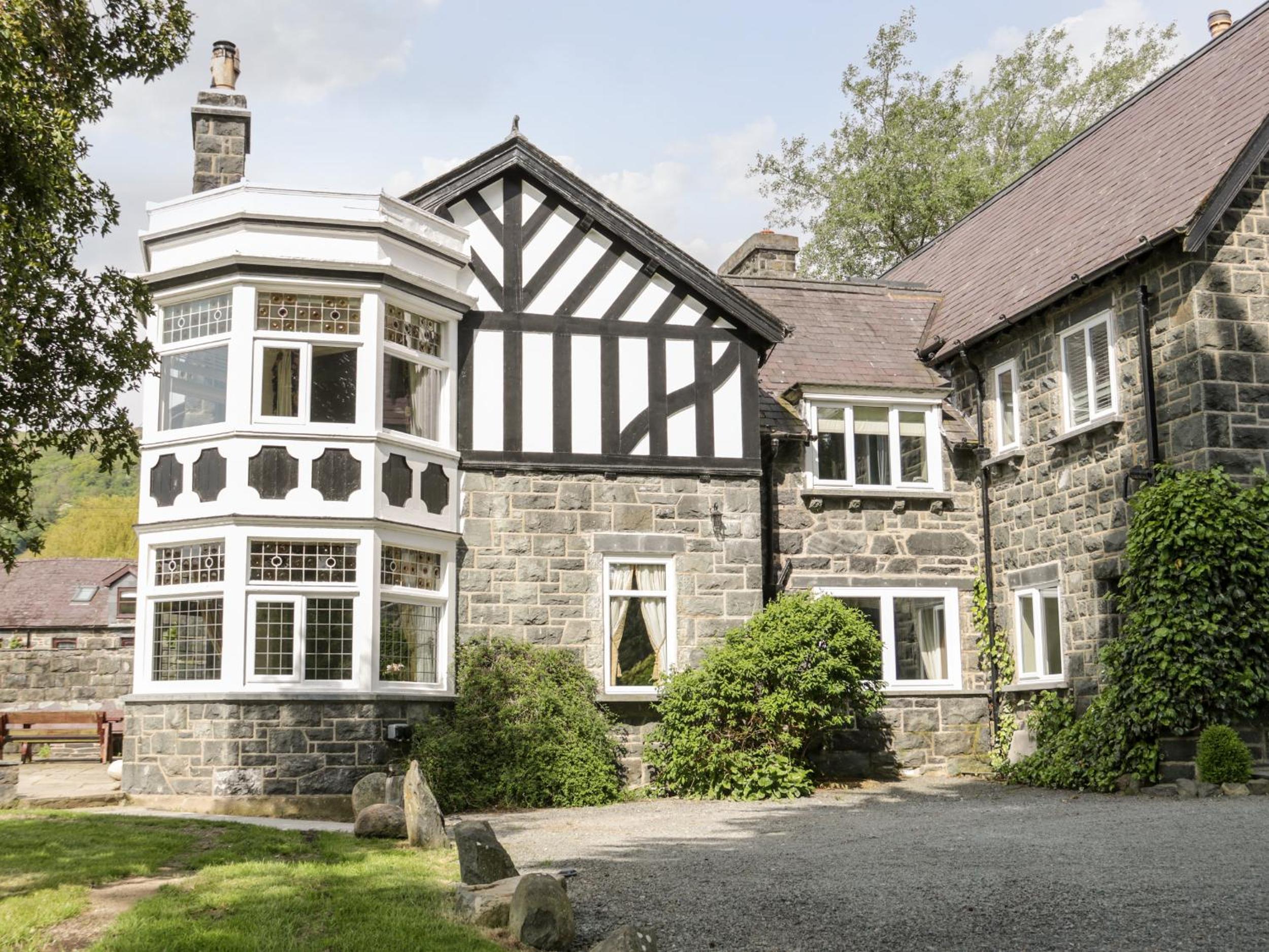 Gwern Borter Manor