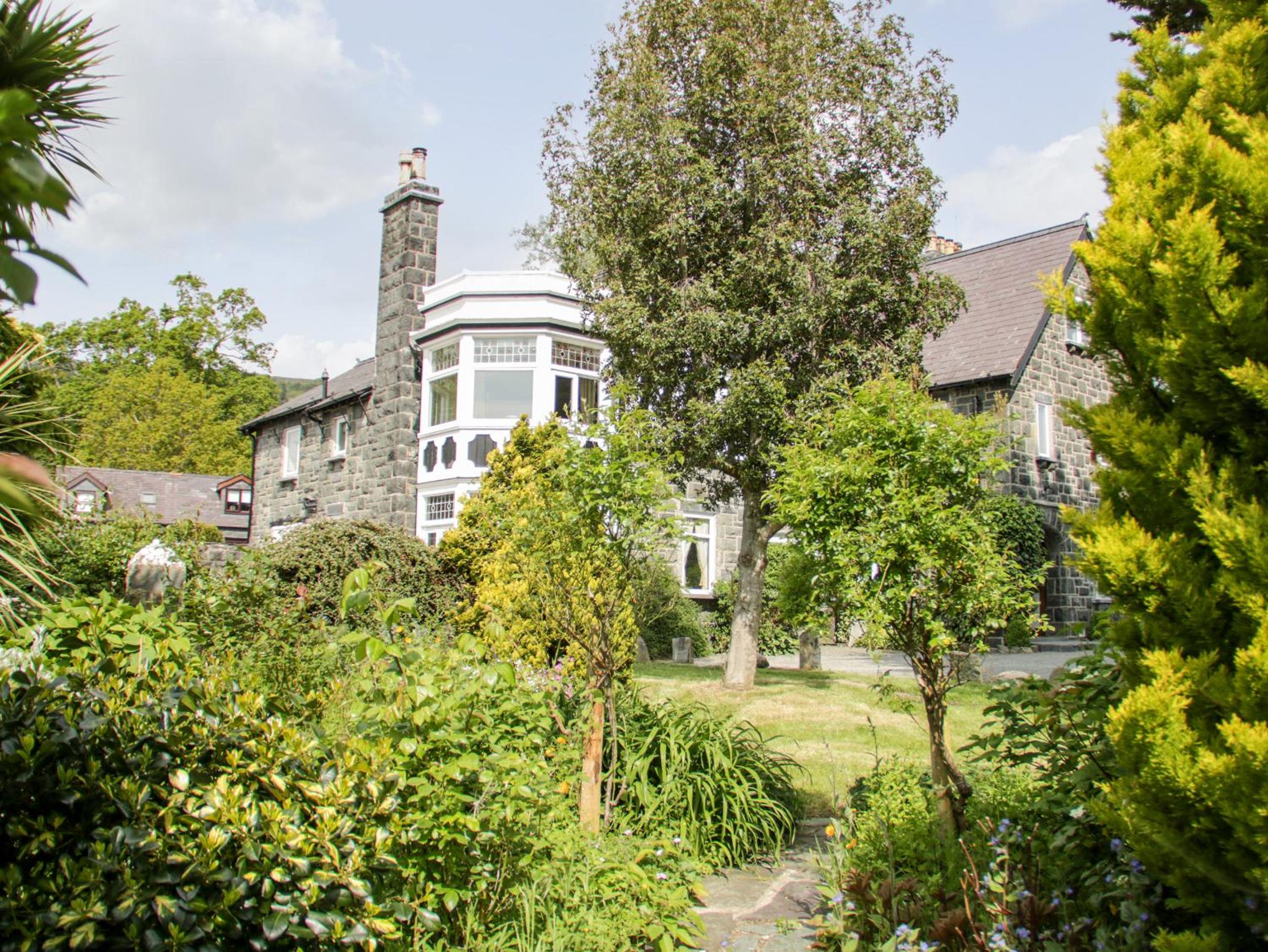Gwern Borter Manor