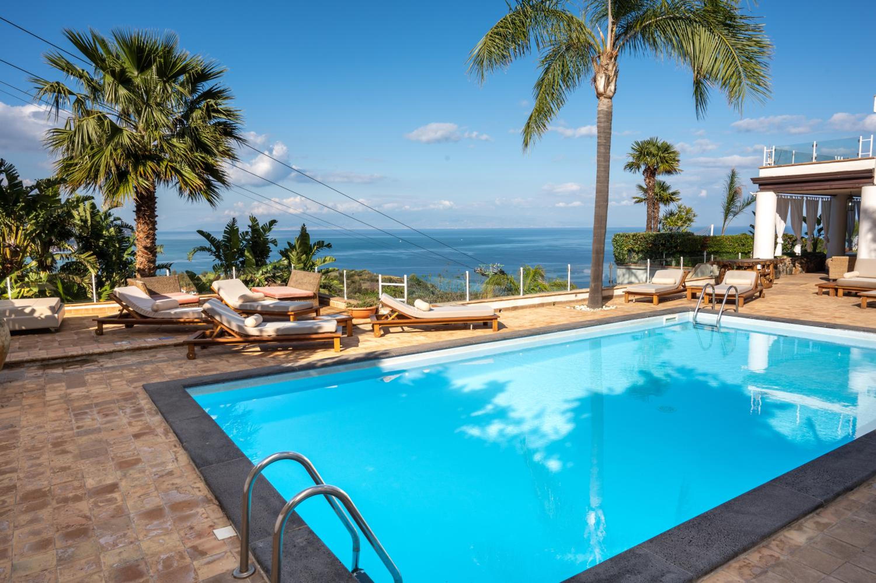 Luxury Taorum villa with spectacular sea views in Taormina