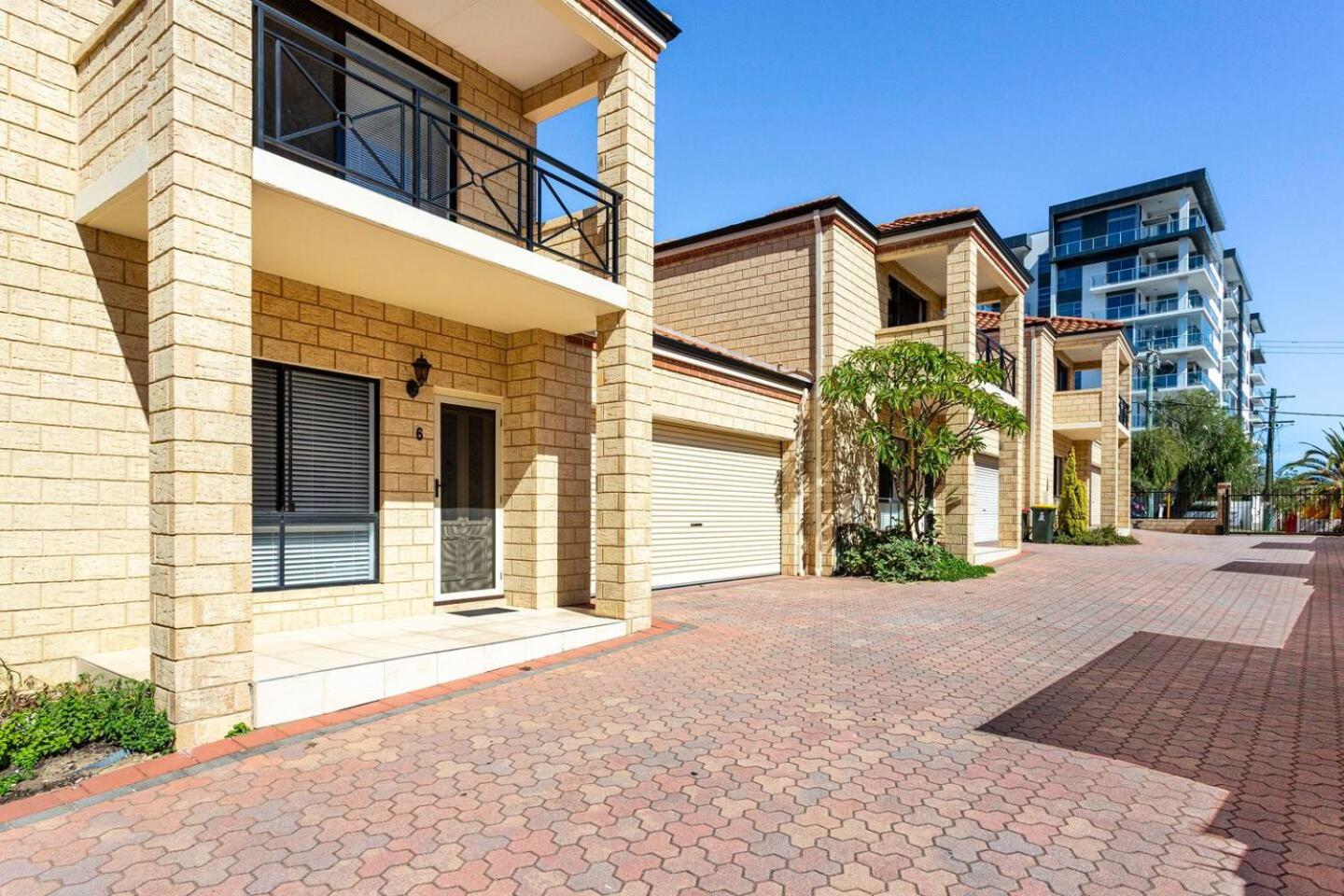 The Scarborough Beach House - Walk to the beach!