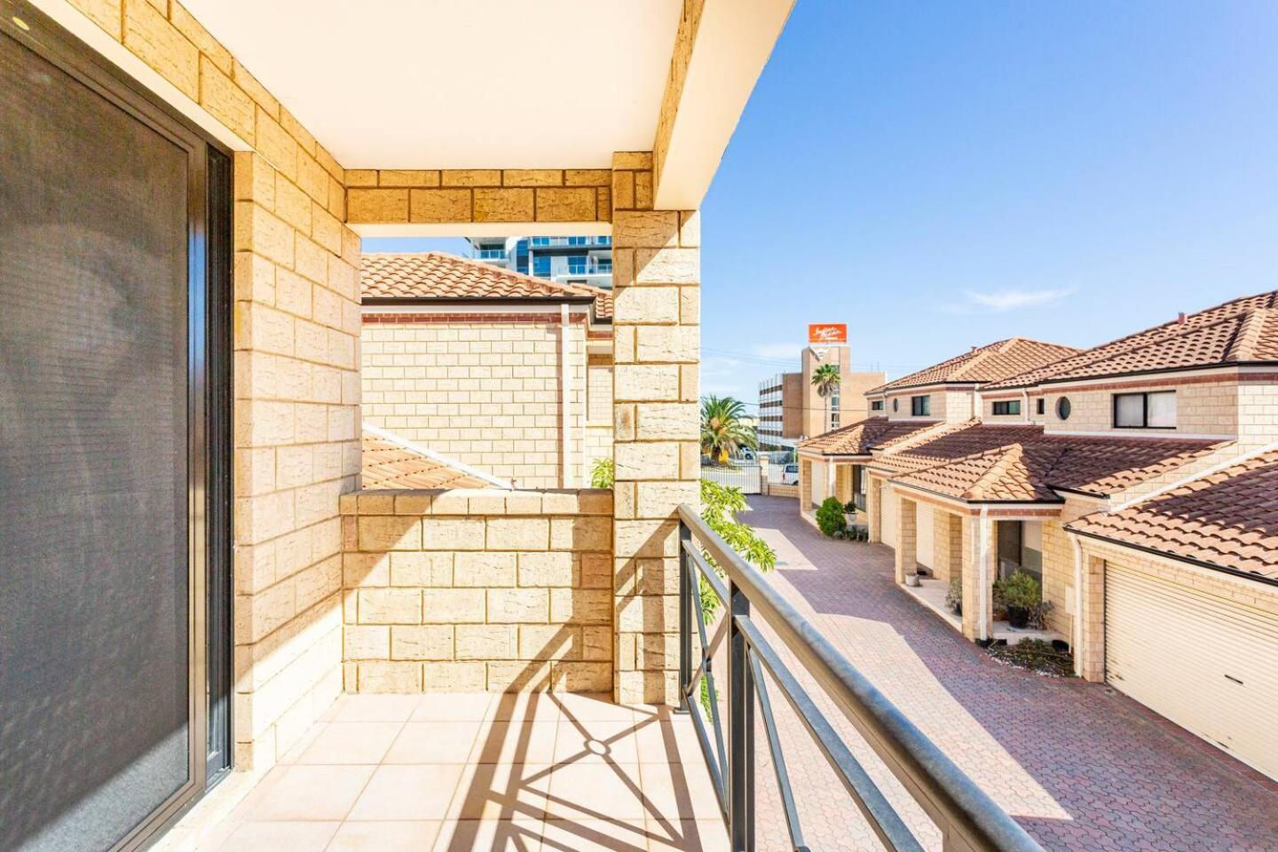 The Scarborough Beach House - Walk to the beach!