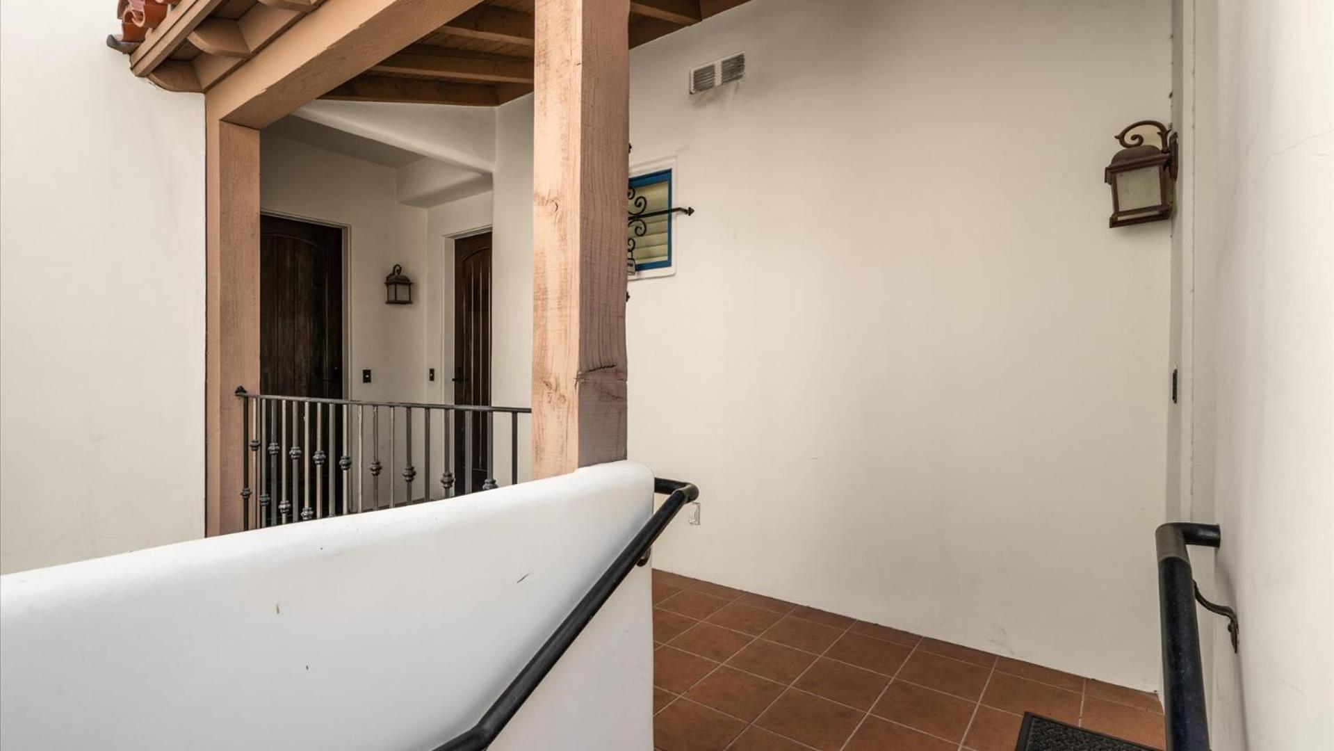 LV025 Airy Upstairs Studio with Mountain Views view 3