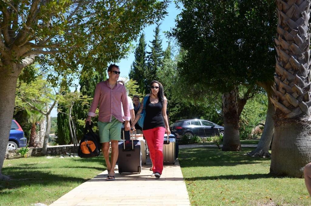 Villa Lagos Algarve for families & friends, 6 bedrooms, 7 bathrooms, pool, BBQ, central heating