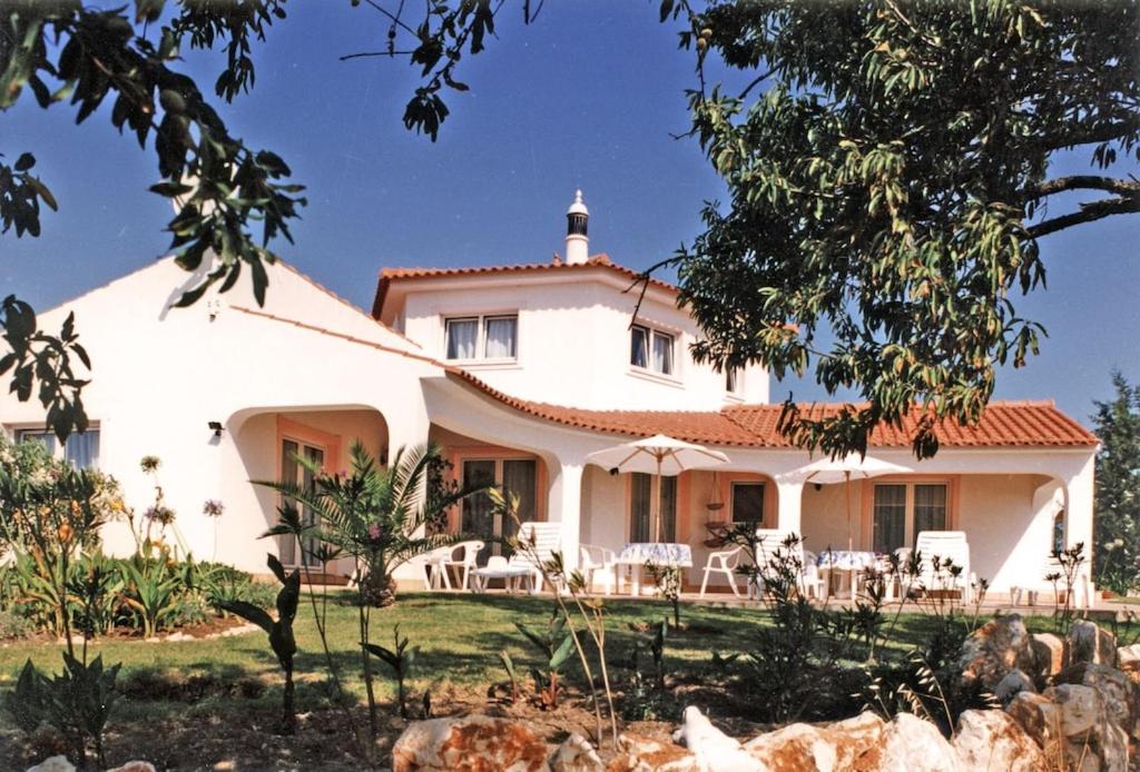 Villa Lagos Algarve for families & friends, 6 bedrooms, 7 bathrooms, pool, BBQ, central heating