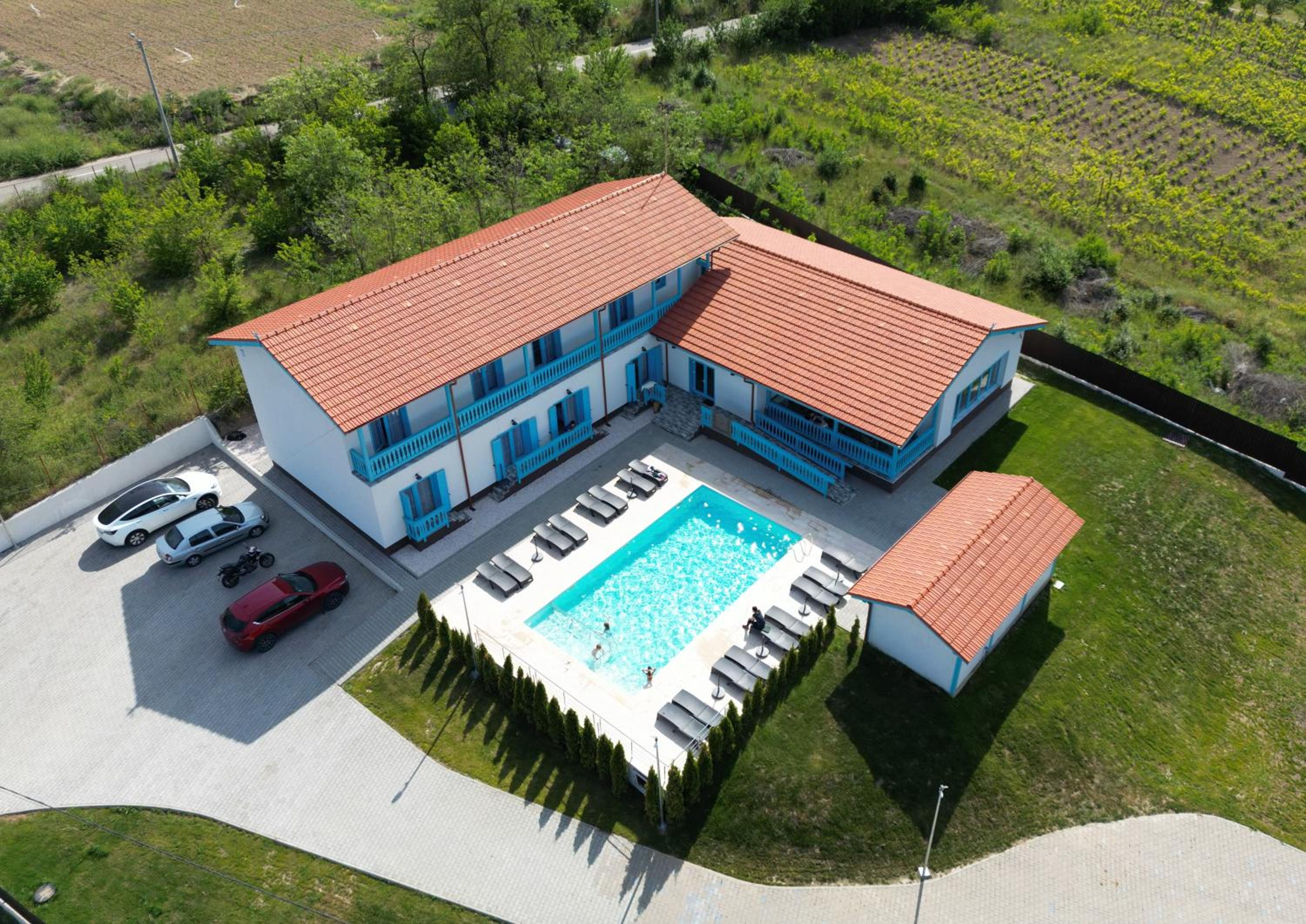 Vila Mavis-cazare cu piscina incalzita & jacuzzi view 2