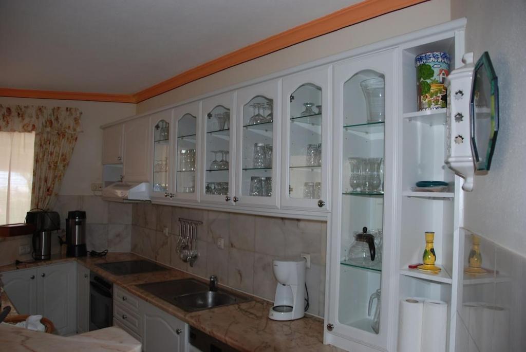 Villa Lagos Algarve for families & friends, 6 bedrooms, 7 bathrooms, pool, BBQ, central heating