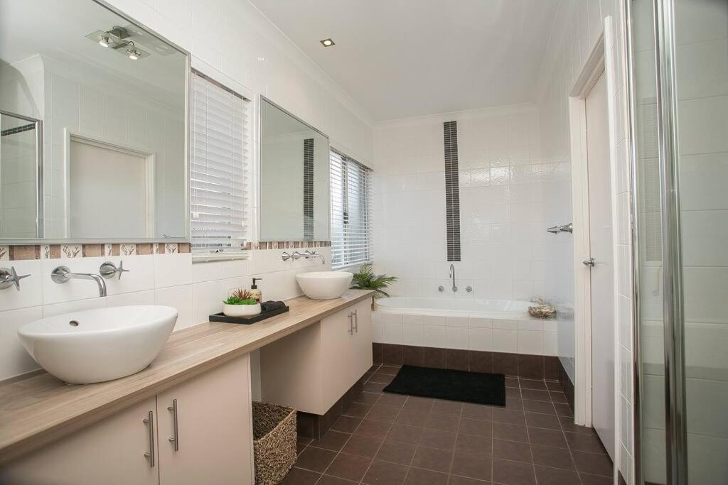 2 Luxury Canal Holiday Homes - Sleep 28