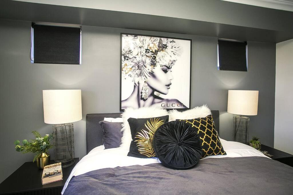2 Luxury Canal Holiday Homes - Sleep 28