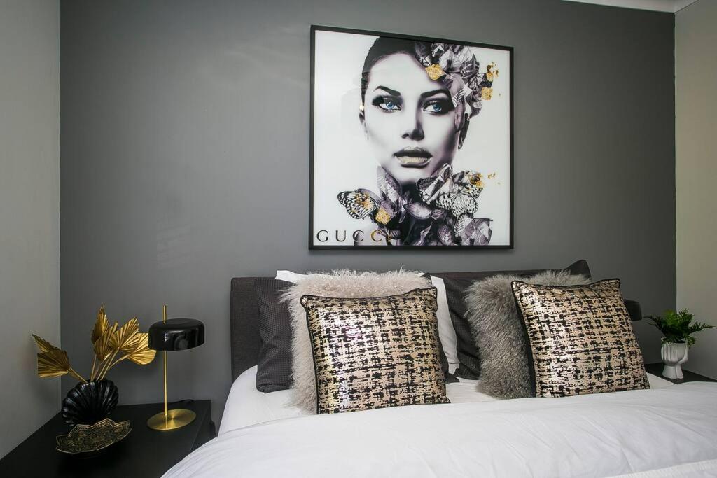 2 Luxury Canal Holiday Homes - Sleep 28