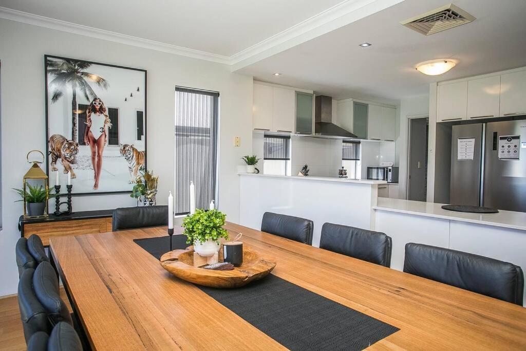 2 Luxury Canal Holiday Homes - Sleep 28