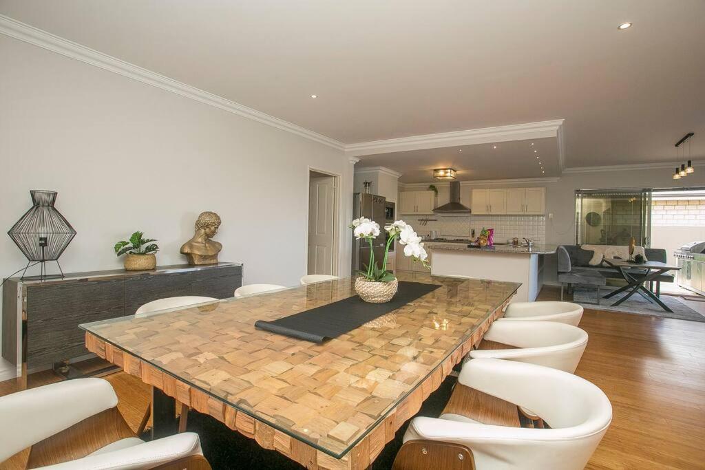 2 Luxury Canal Holiday Homes - Sleep 28