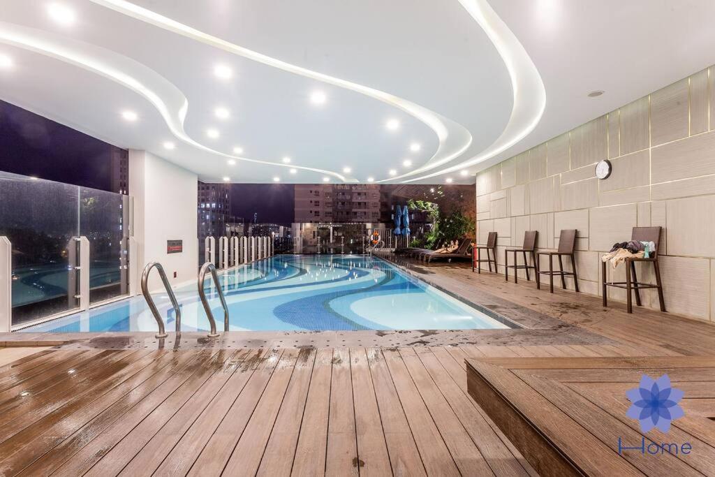 iHome Furnished Apartments in Orchard Garden Building with Free Gym & Pool, Airport Pick-Up Service